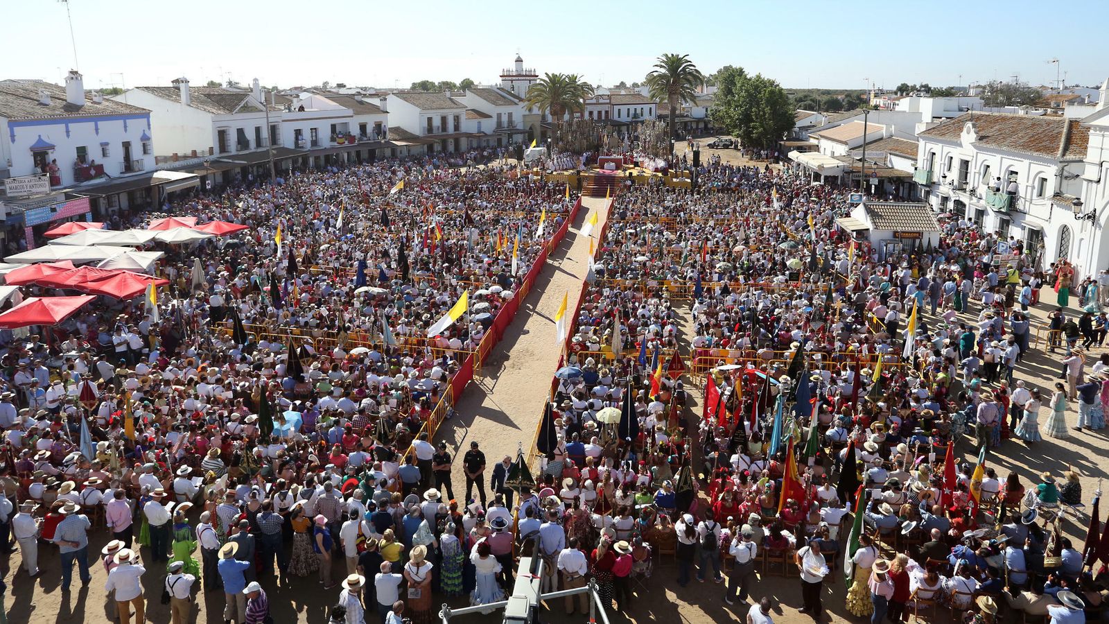 Vista aérea del real del Rocío durante la celebración de la misa.