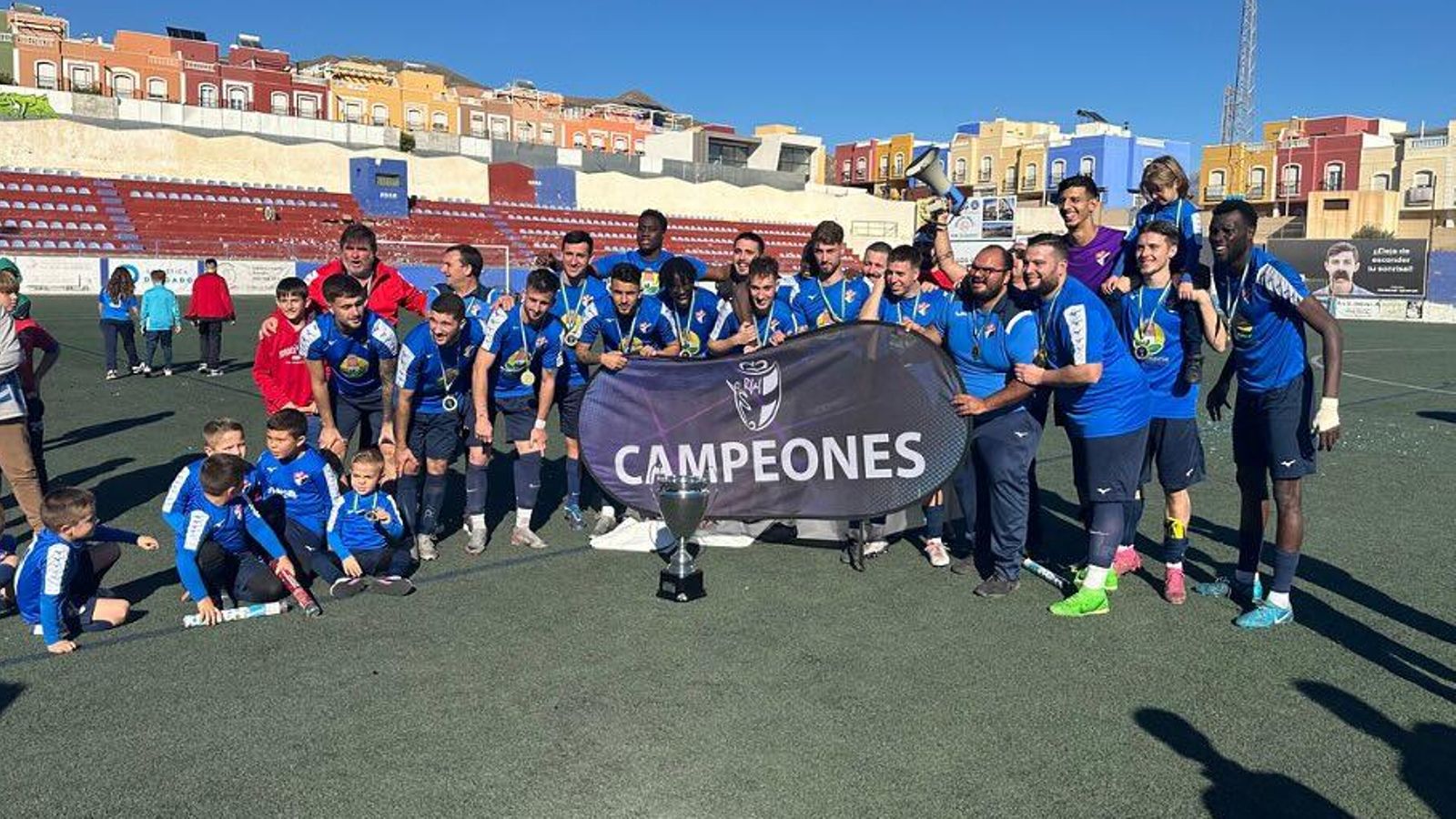 Los jugadores del CF Adra reciben el trofeo de campeón de la Copa Andalucía en Segunda Andaluza.