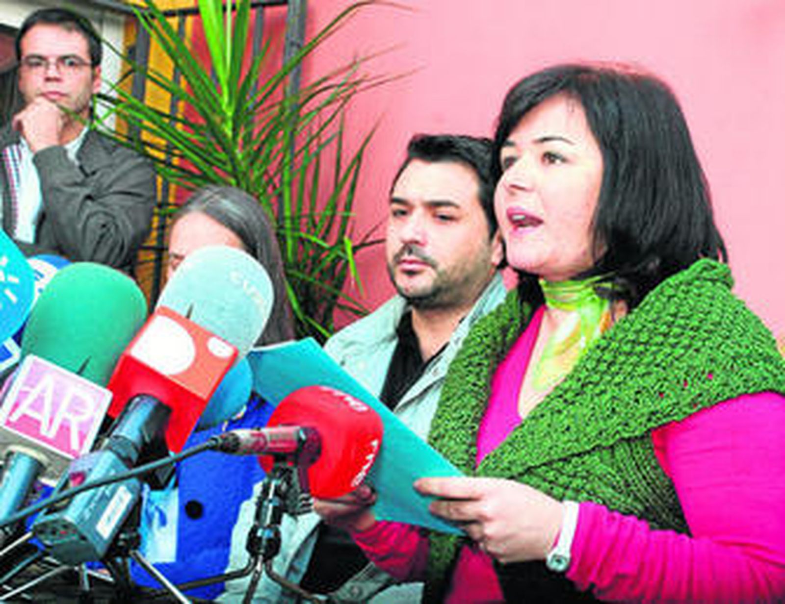 Ruth Ortiz ayer, acompañada por su hermano Estanislao, leyendo el comunicado.