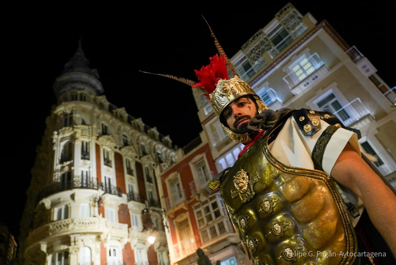 Así fue el paseo de la recreación de Cástulo de Linares por el desfile de Cartagena, en imágenes