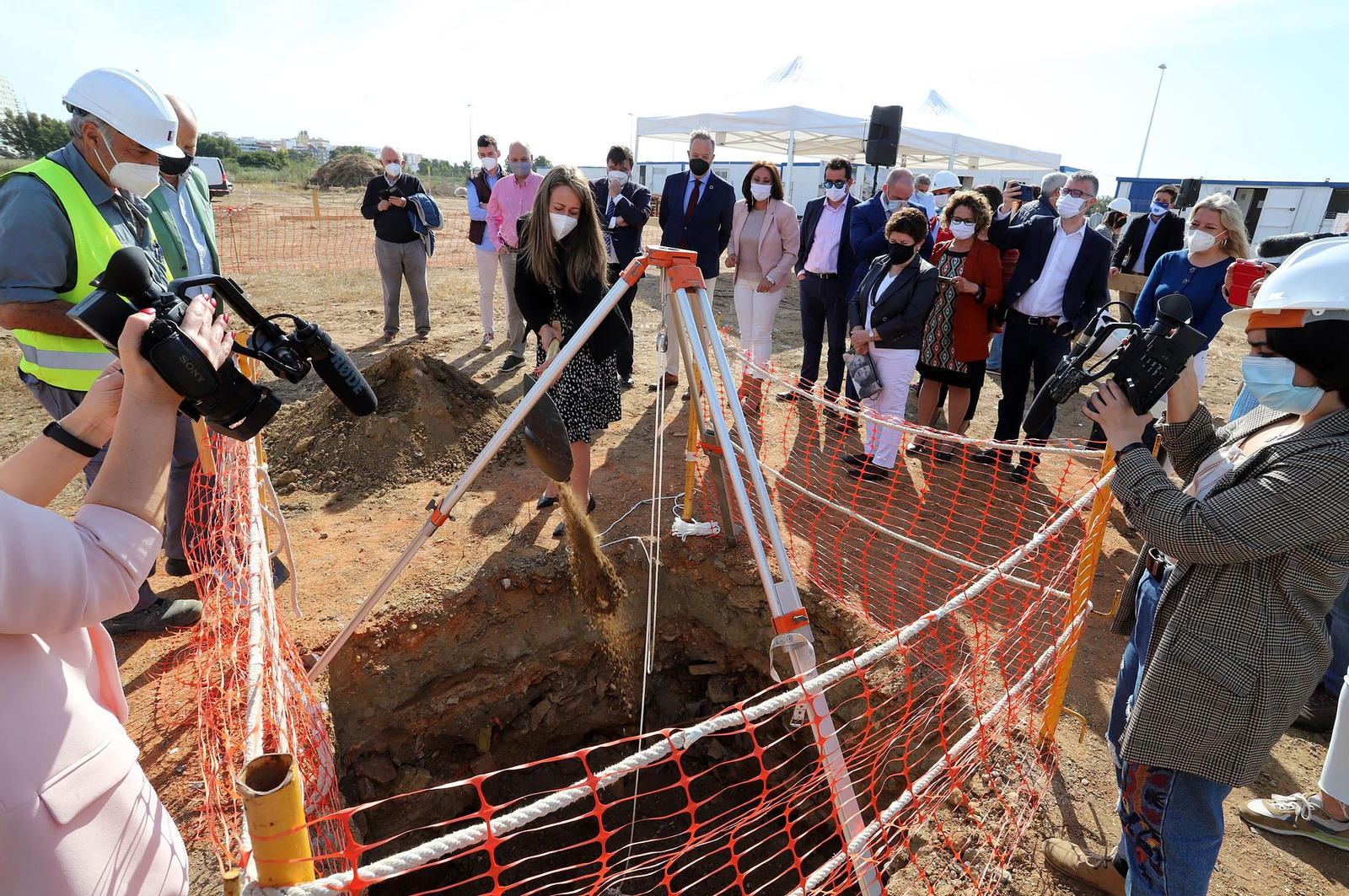 Imágenes de la  colocación de la primera piedra del nuevo colegio público ubicado en el 'Ensanche Sur'