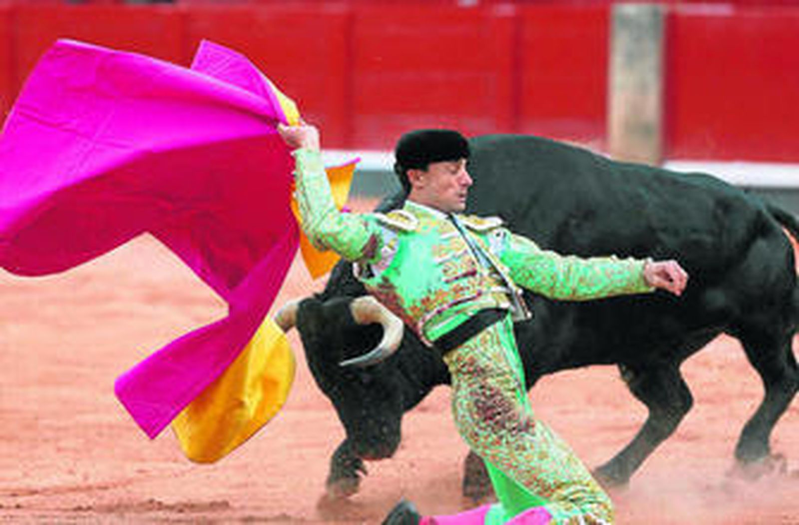 Paco Ureña, en una larga cambiada, ayer, en la plaza de toros de Salamanca.