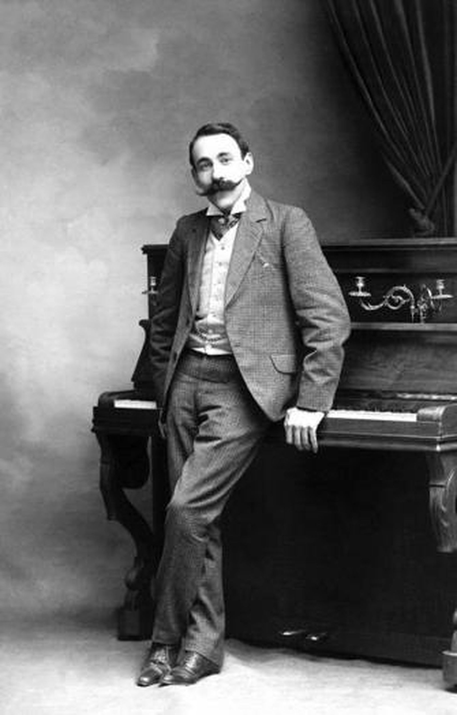 1. Ricardo Viñes, con su piano 2. La exposición reúne documentos y materiales inéditos. 3. Juan García Monterio y Elena García de Paredes contemplan la muestra. 4. Con Olga y Pablo Picasso y Manuel Ángeles Ortiz. 5. La muestra recrea el Universo Viñes. FOTOS: MIGUEL RODRÍGUEZ