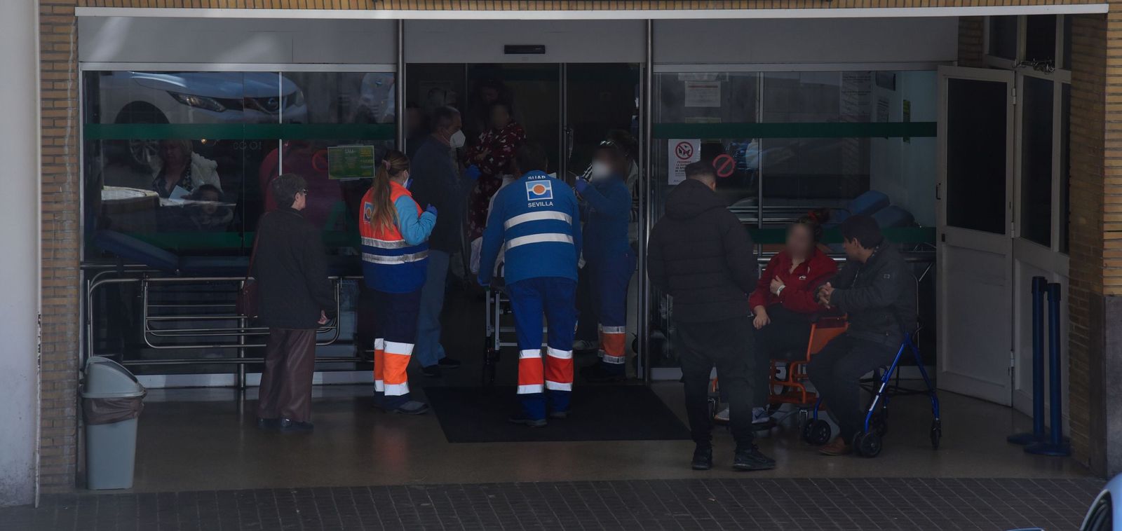 Personal sanitario y pacientes a las puertas de la Urgencias del Hospital General del Virgen del Rocío.