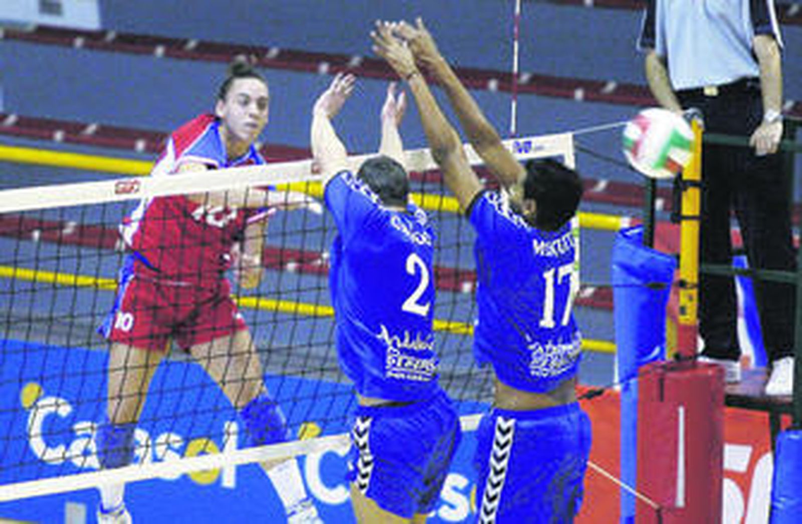 Un jugador palentino supera el bloqueo nazareno.