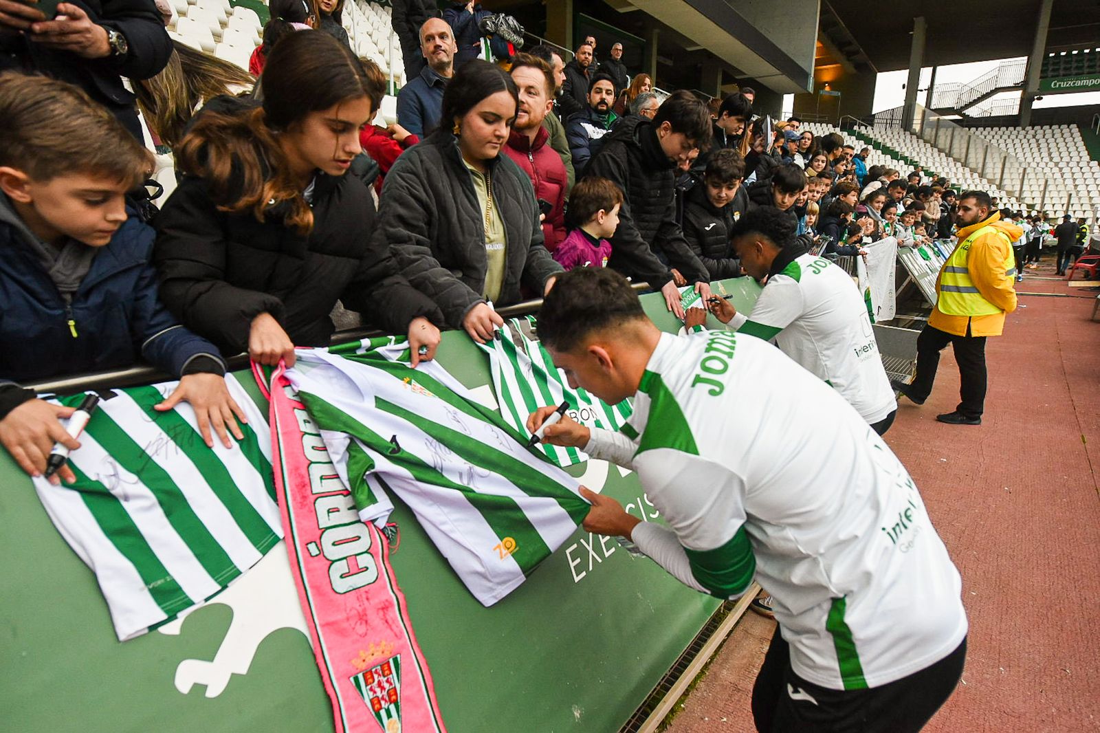 El Córdoba CF se deja querer por su afición en el Día de Año Nuevo: las fotos del entrenamiento de puertas abiertas