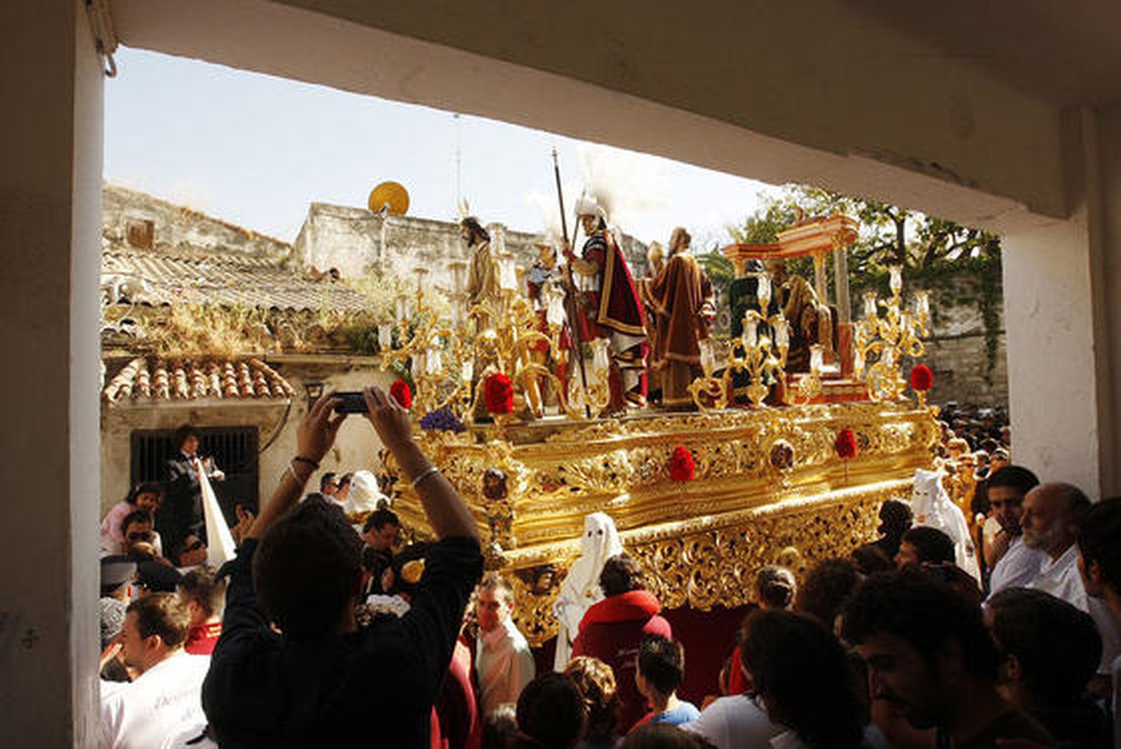En la calle Nueva, como se puede comprobar, se disfrutó de un gran ambiente cofradiero. Los vecinos se volcaron con la cofradía de La Merced.

Foto: Juan Carlos Toro