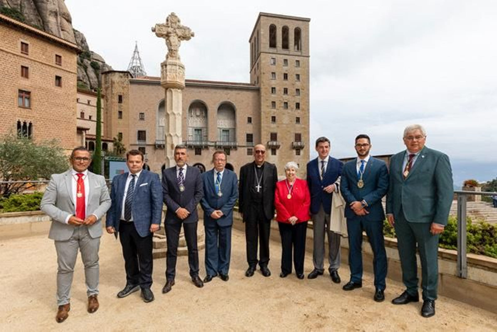 Foto de familia de las hermandades con el cardenal, el presidente de la Hermandad Matriz y el de la Fundación Andacat.