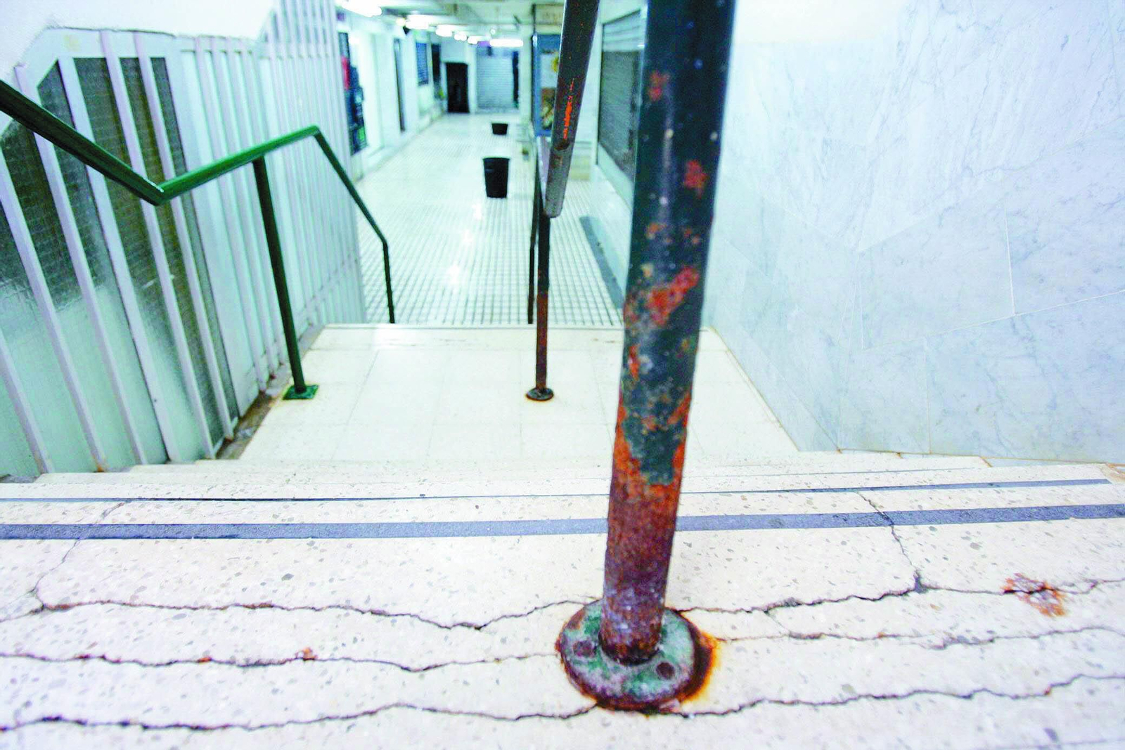 Óxido y grietas en un recinto de gran afluencia como es un mercado