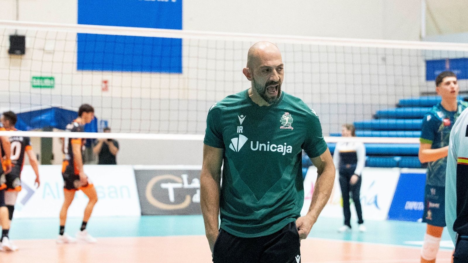 El técnico sevillano celebra uno de los puntos de Unicaja Costa de Almería.