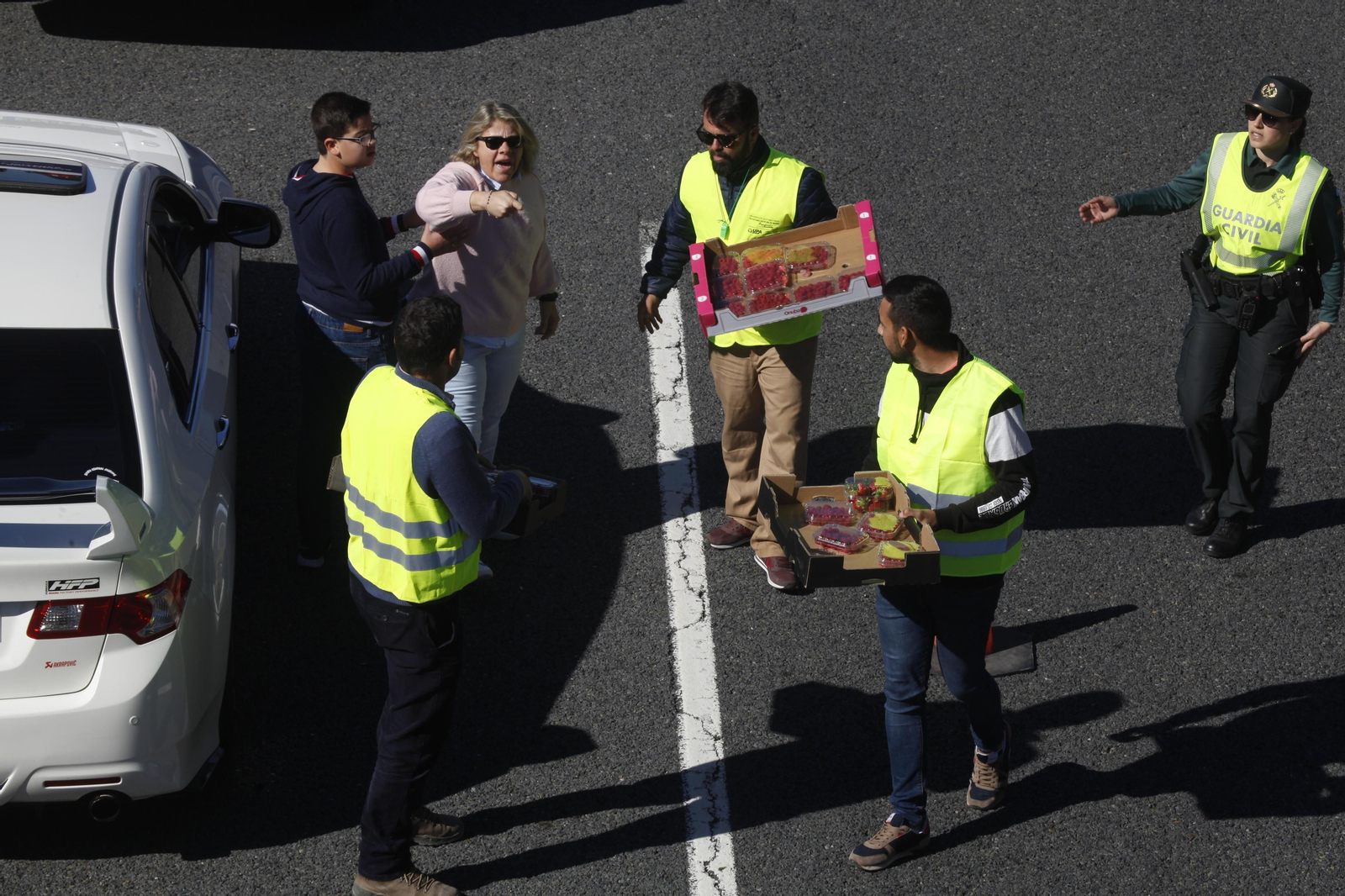 Imágenes de la manifestación de agricultores en el Puente Internacional del Guadiana