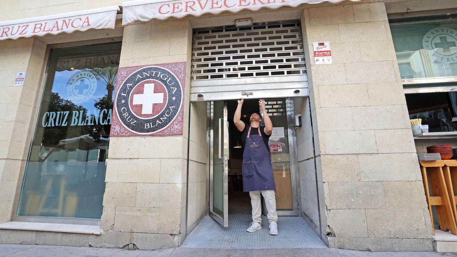 Los hosteleros de Jerez han cerrado sus puertas cinco minutos al mediodía en protesta por la subida de los precios, principalmente de la luz y el gas. Los hosteleros de Jerez han cerrado sus puertas cinco minutos al mediodía en protesta por la subida de los precios, principalmente de la luz y el gas.