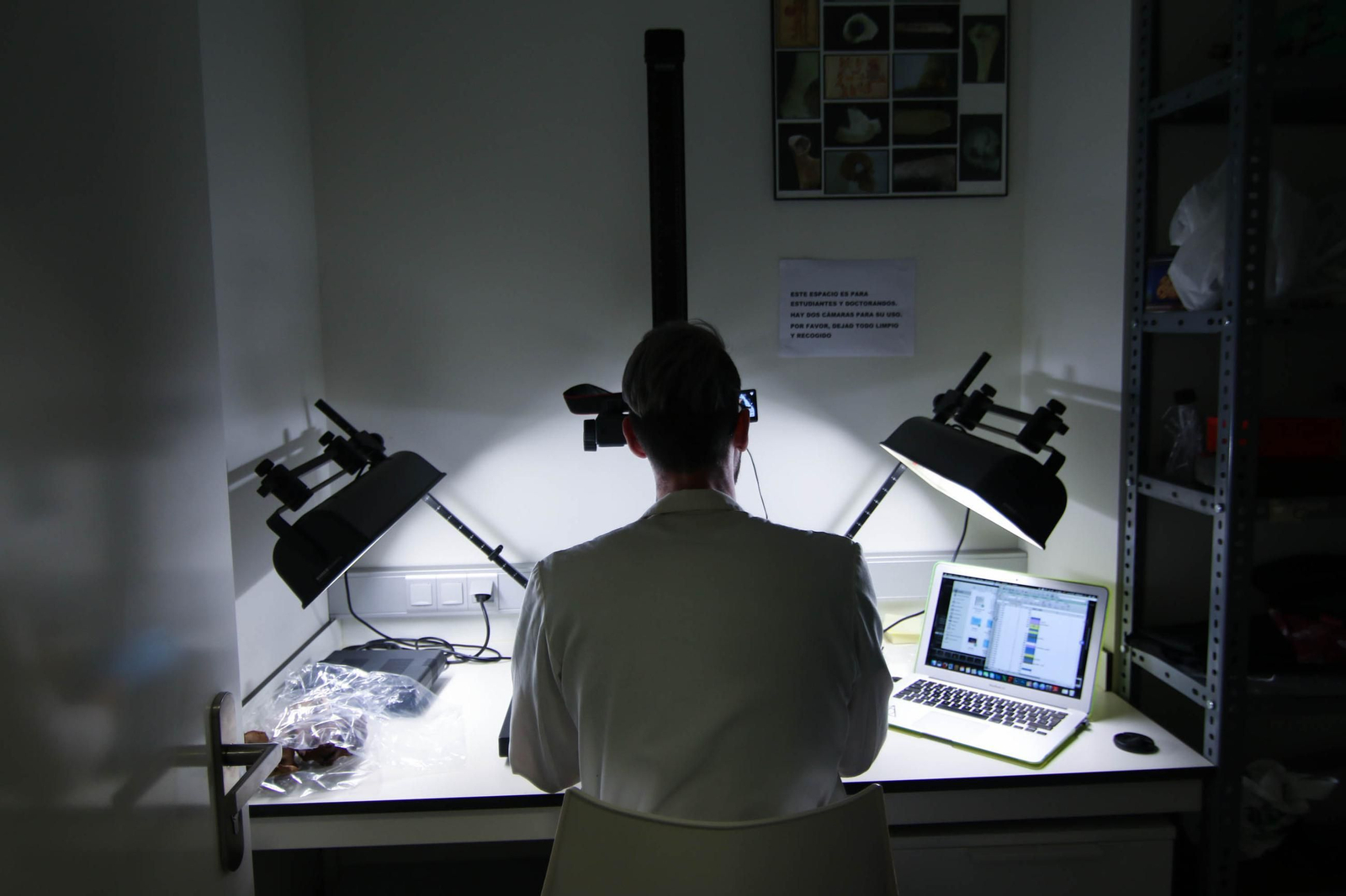 Investigador en un laboratorio.