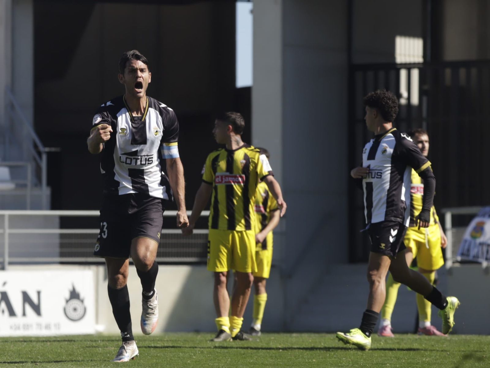 Julio Algar celebra su gol, el del empate