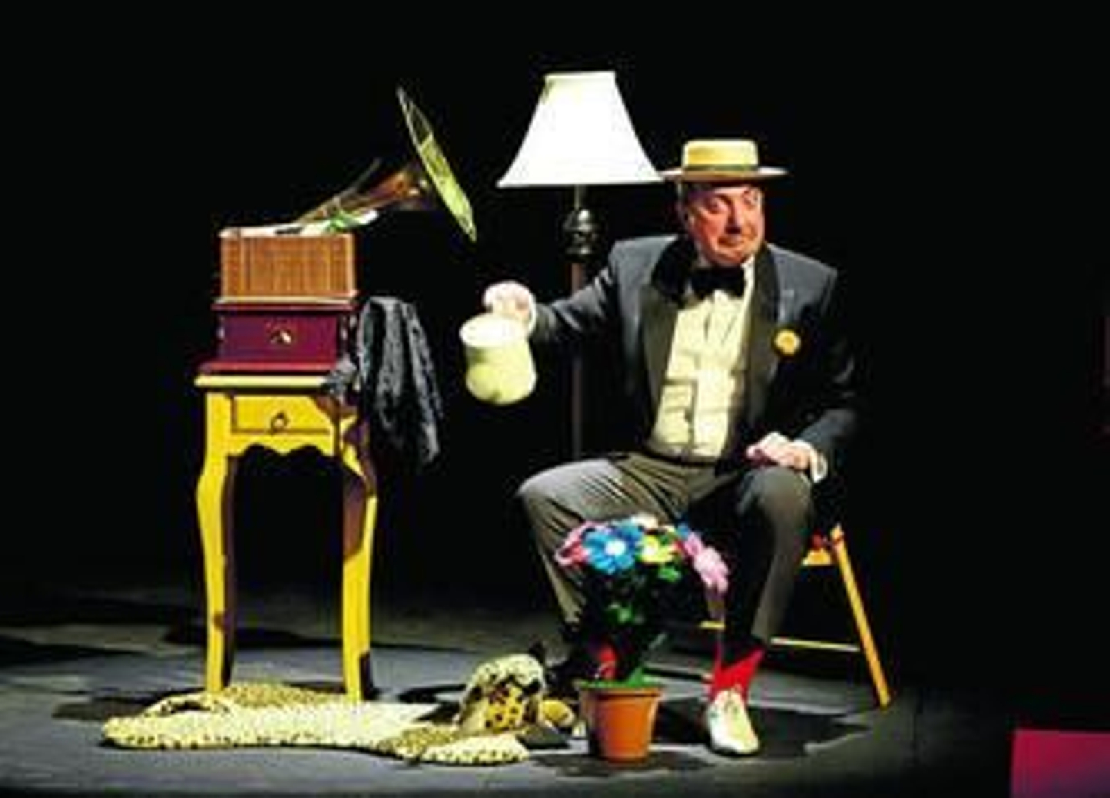 El mago Paulino Gil, durante el espectáculo de magia.