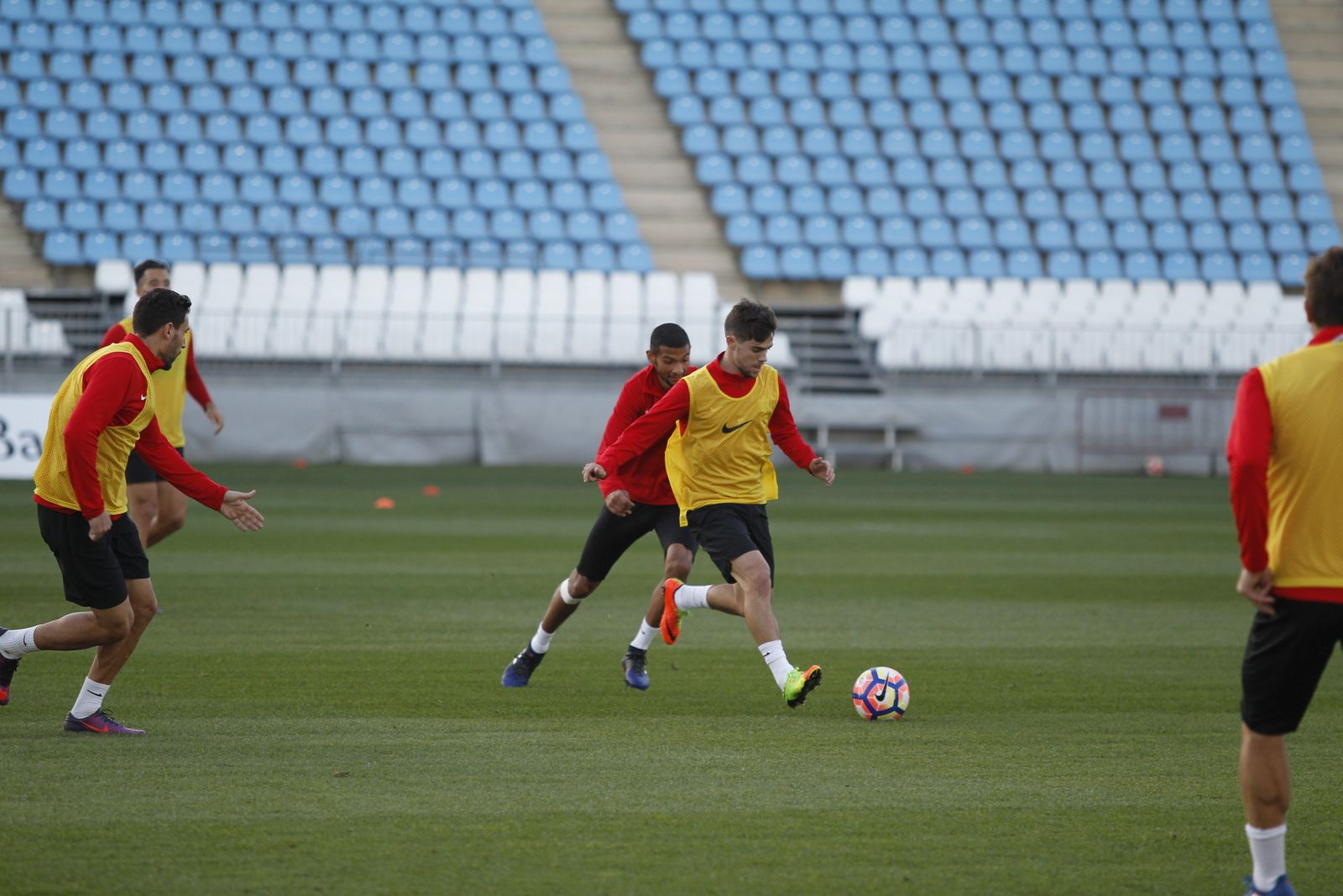 José Ángel Pozo intenta que Joaquín no le robe el balón en un entrenamiento en el Mediterráneo.