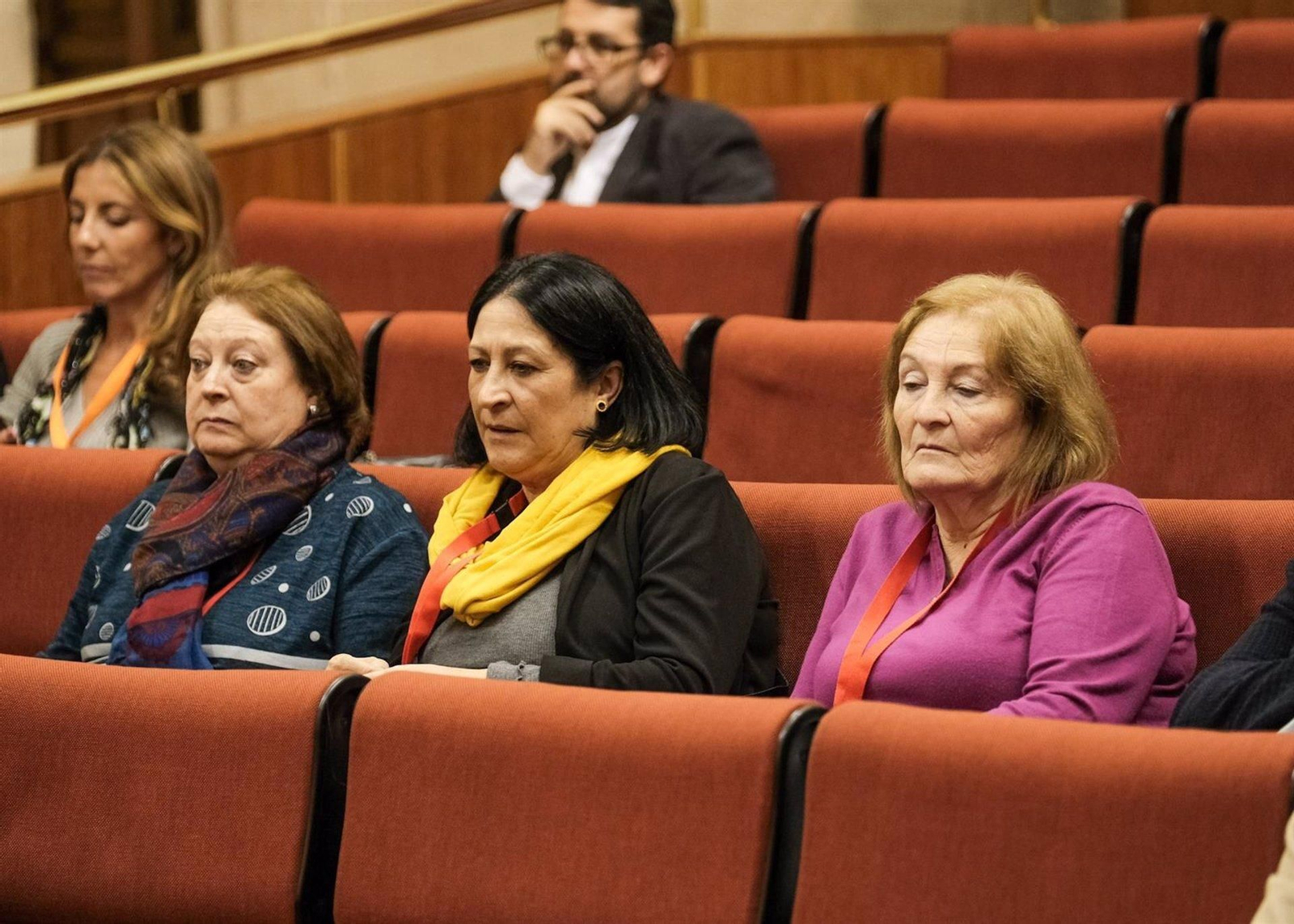 Las hermanas Manuel José García Caparrós, en el Pleno del Parlamento andaluz. Las hermanas Manuel José García Caparrós, en el Pleno del Parlamento andaluz.