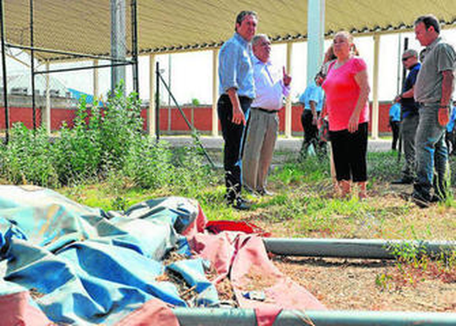 Juan Espadas, con vecinos y técnicos del IMD en la zona en desuso del polideportivo de Torreblanca.