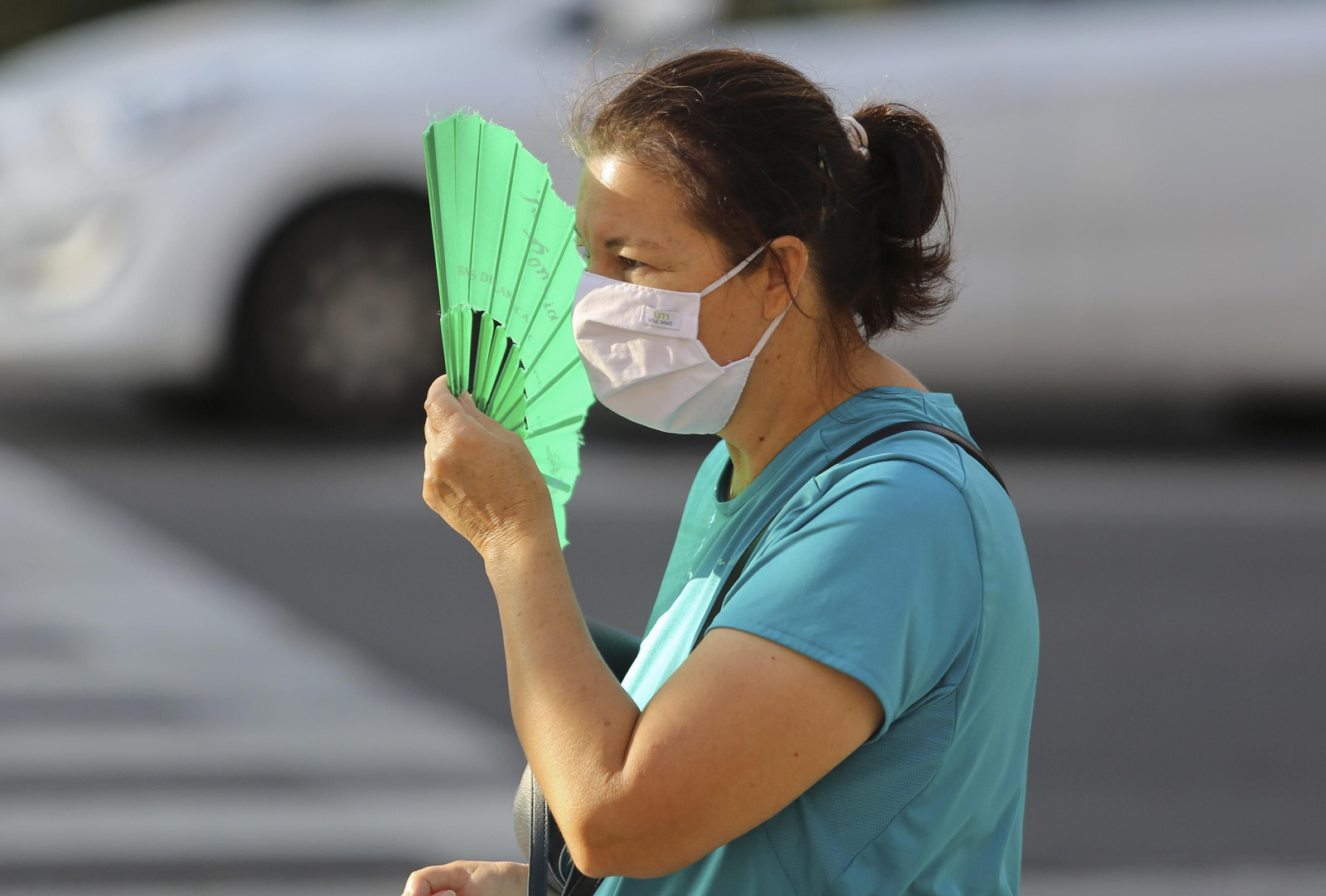 Una mujer con abanico, estos días en Málaga.