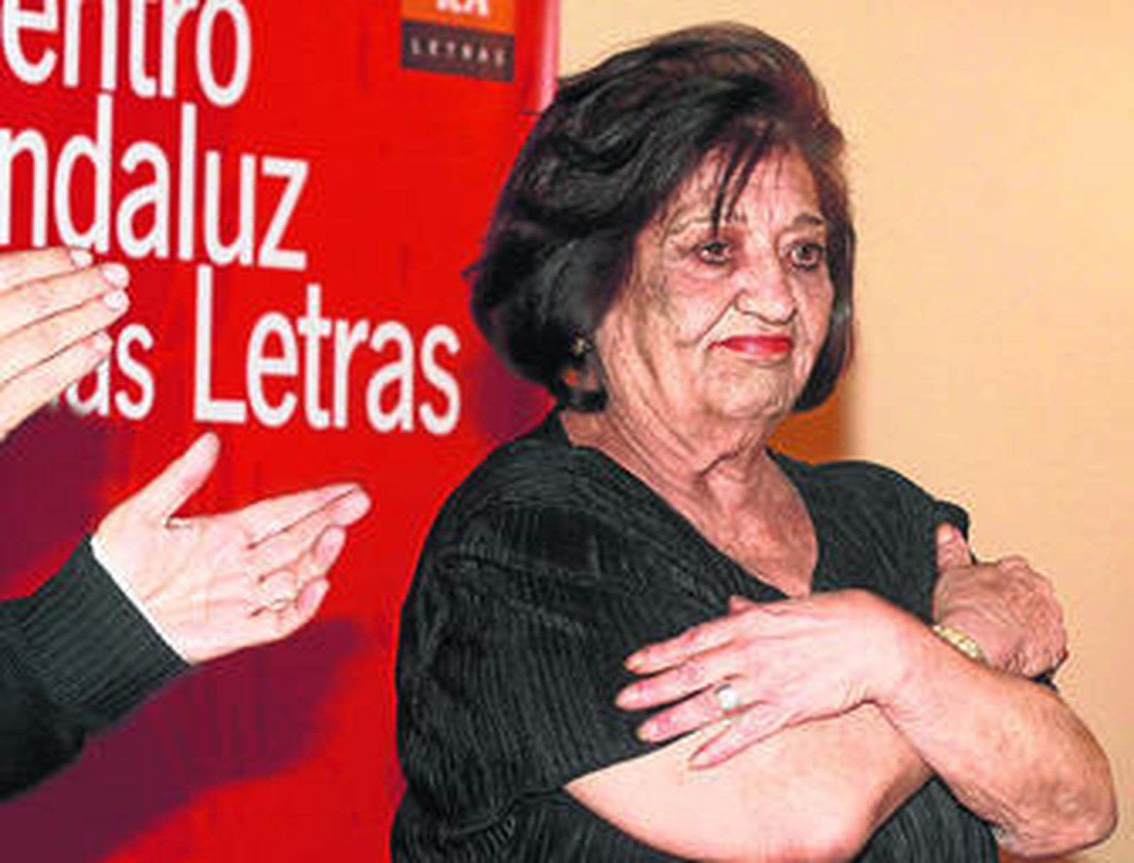 Pilar Paz Pasamar agradece los aplausos recibidos en el homenaje que recibió recientemente en Cádiz.