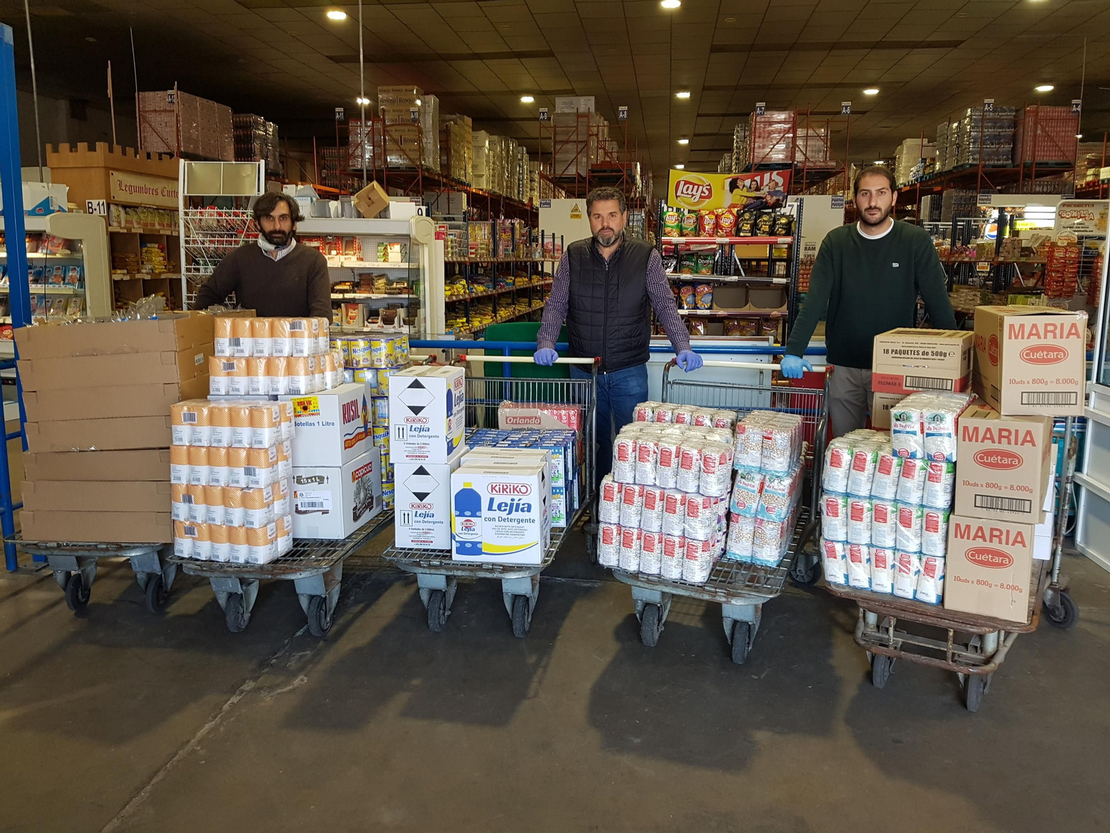 Momento de la entrega de algunos de los 2.515 kilos de alimentos en el polideportivo Kiko Narváez.