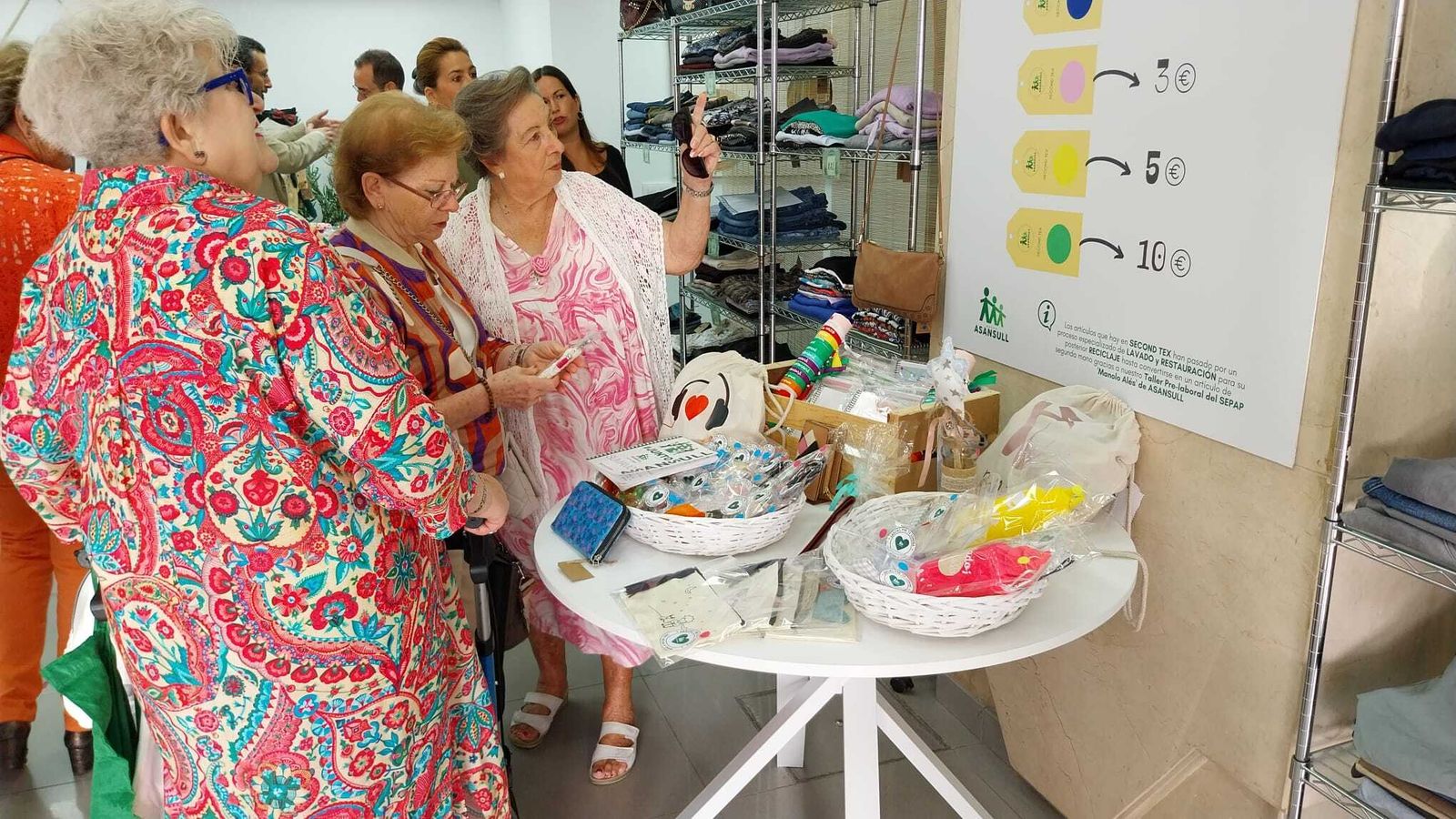 La inauguración de la tienda de segunda mano de Asansull.