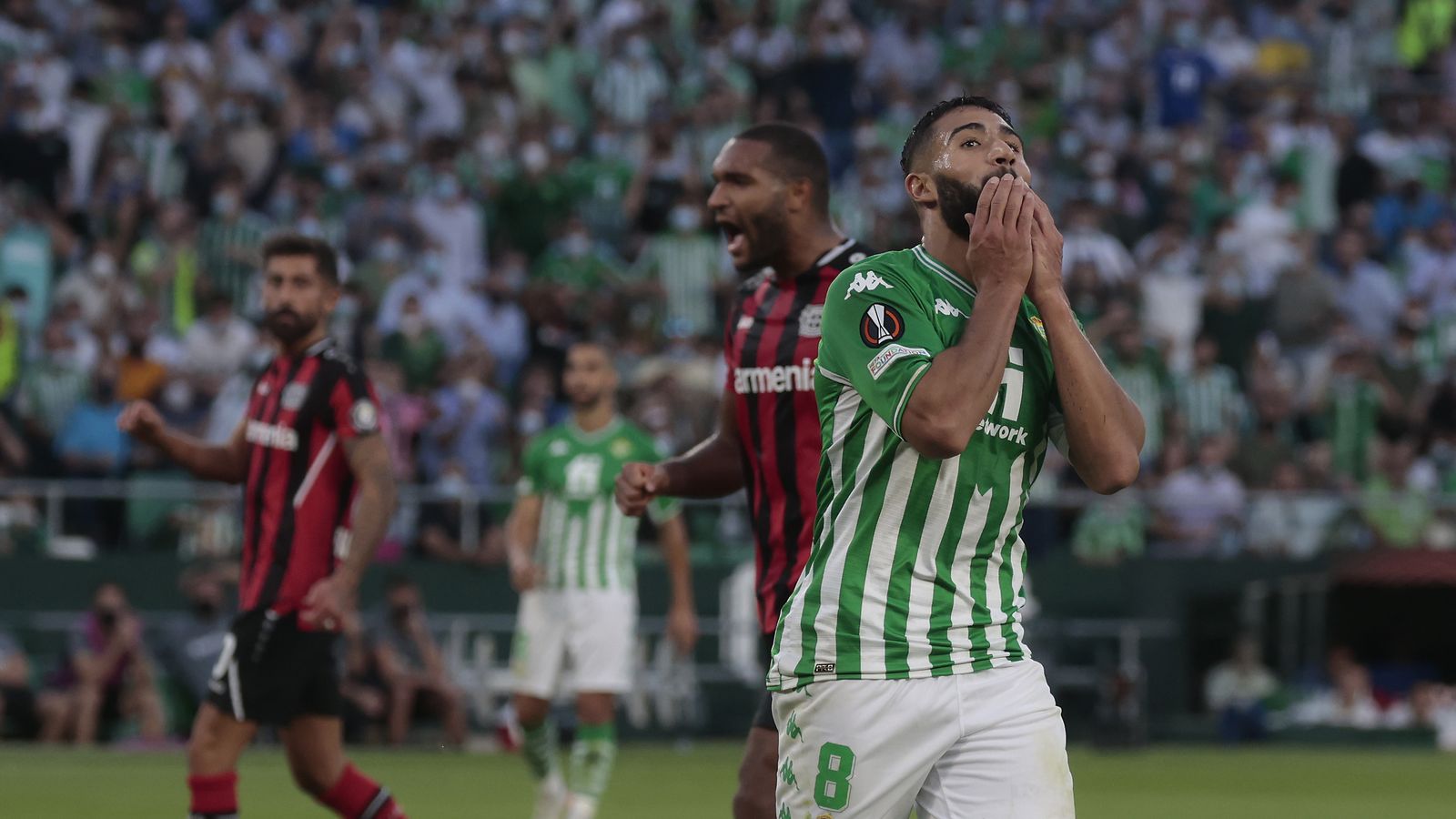 Fekir se lamenta del balón que le sacó Tapsoba.