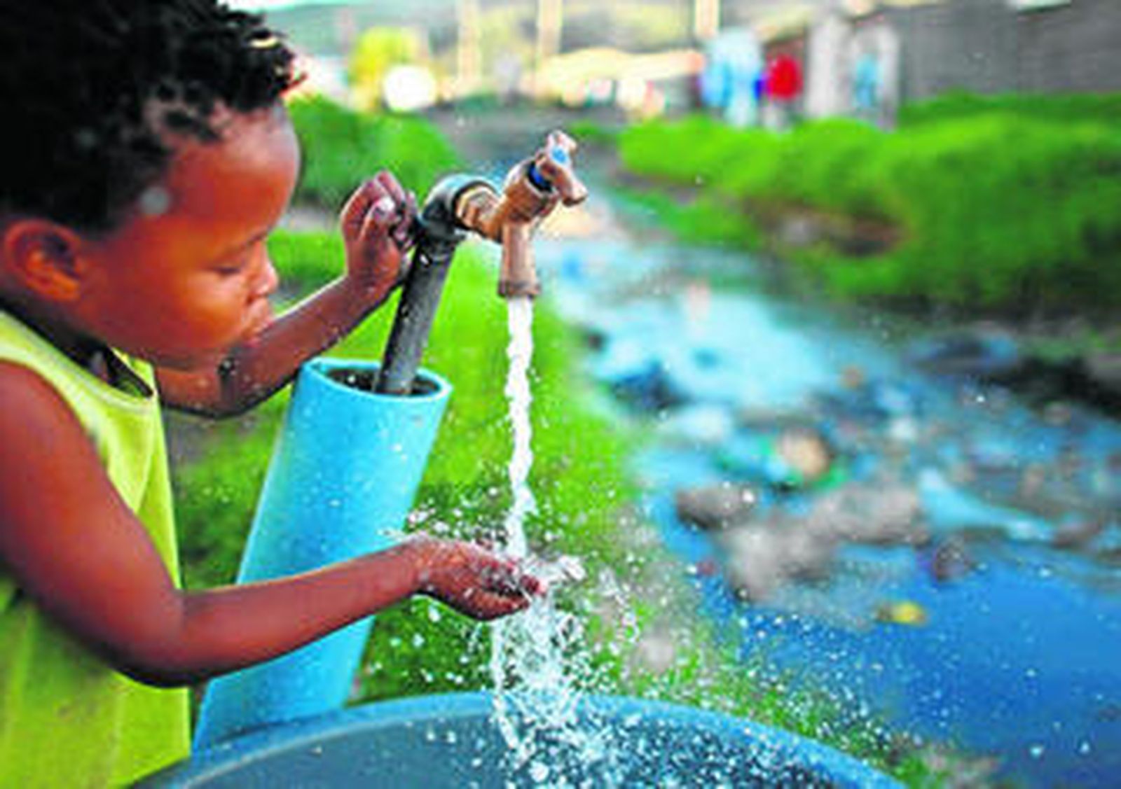 Una niña africana accede a una fuente de agua potable, algo todavía poco habitual en el continente negro.