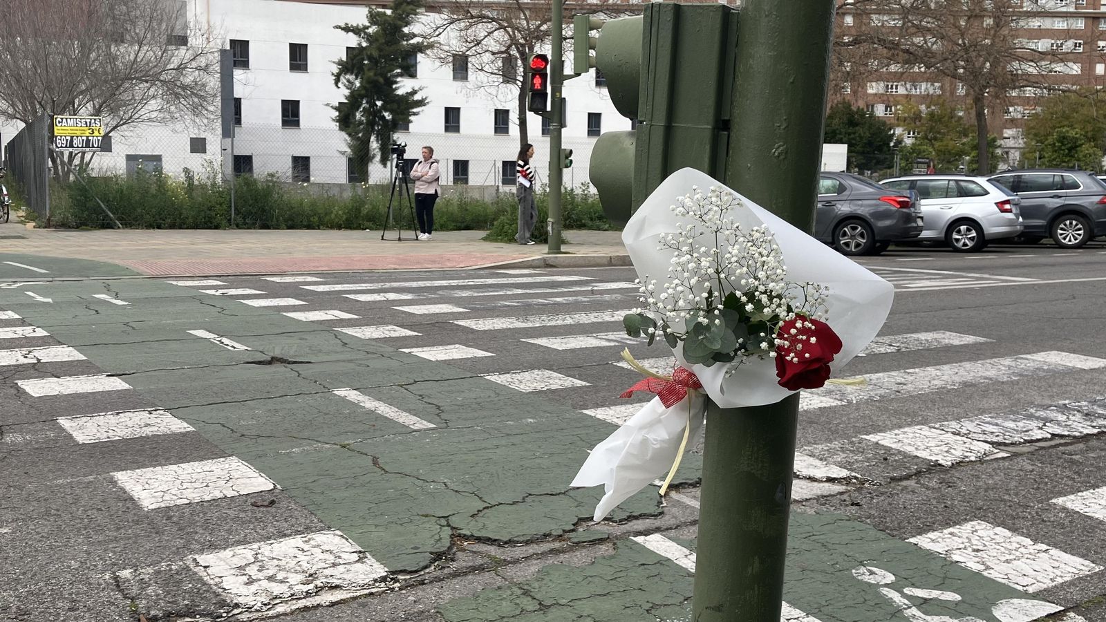Un ramo con una rosa en memoria del fallecido, en el semáforo junto al que se produjo el apuñalamiento.