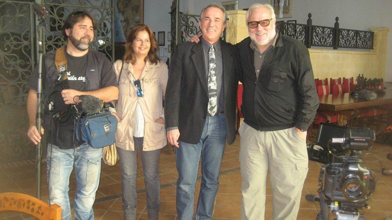 El autor del artículo junto al director López Linares, en Williams & Humbert.