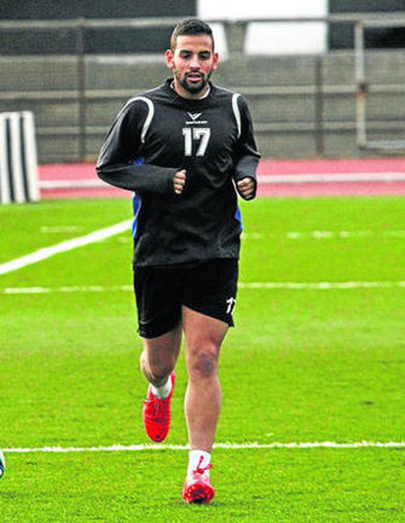 Canario corre durante un entrenamiento en el Municipal.