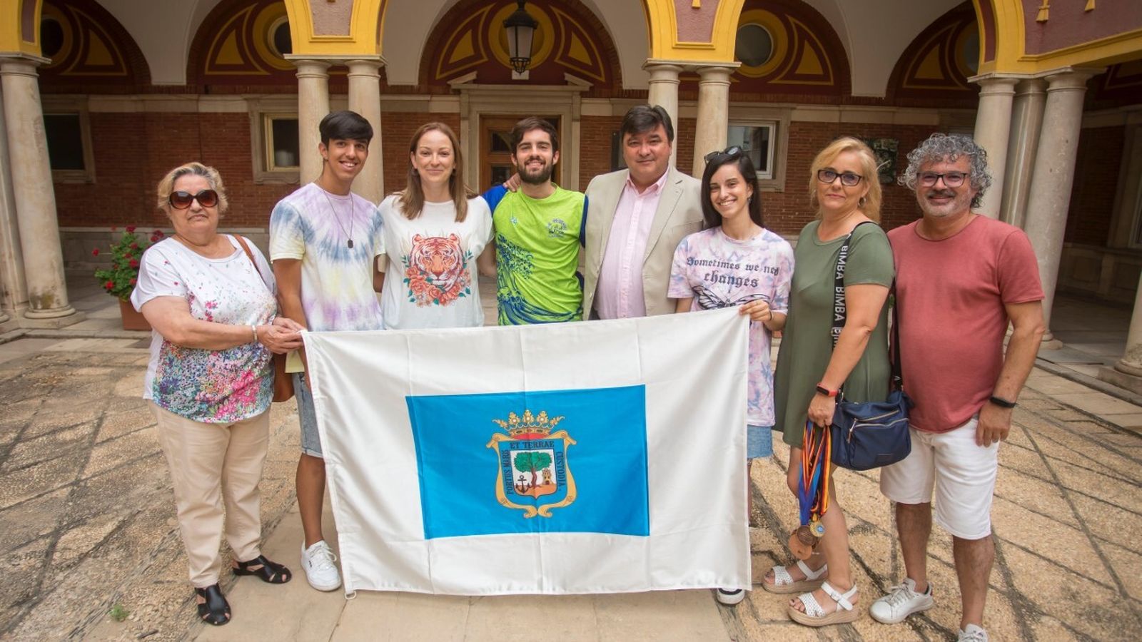 Gabriel Cruz le hizo entrega a David de una bandera de Huelva.