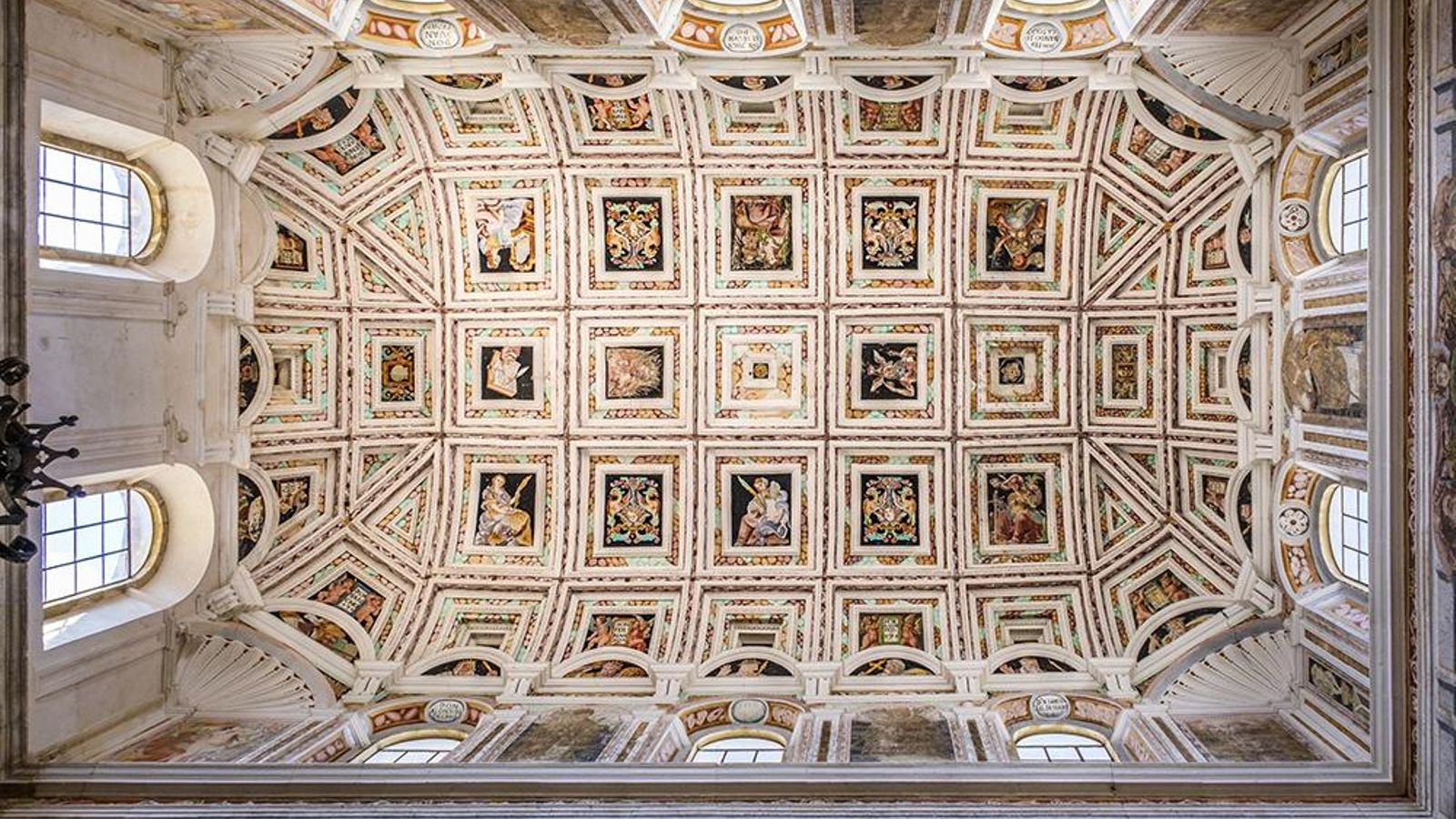 Frescos que pueden apreciarse en el techo de las escaleras.