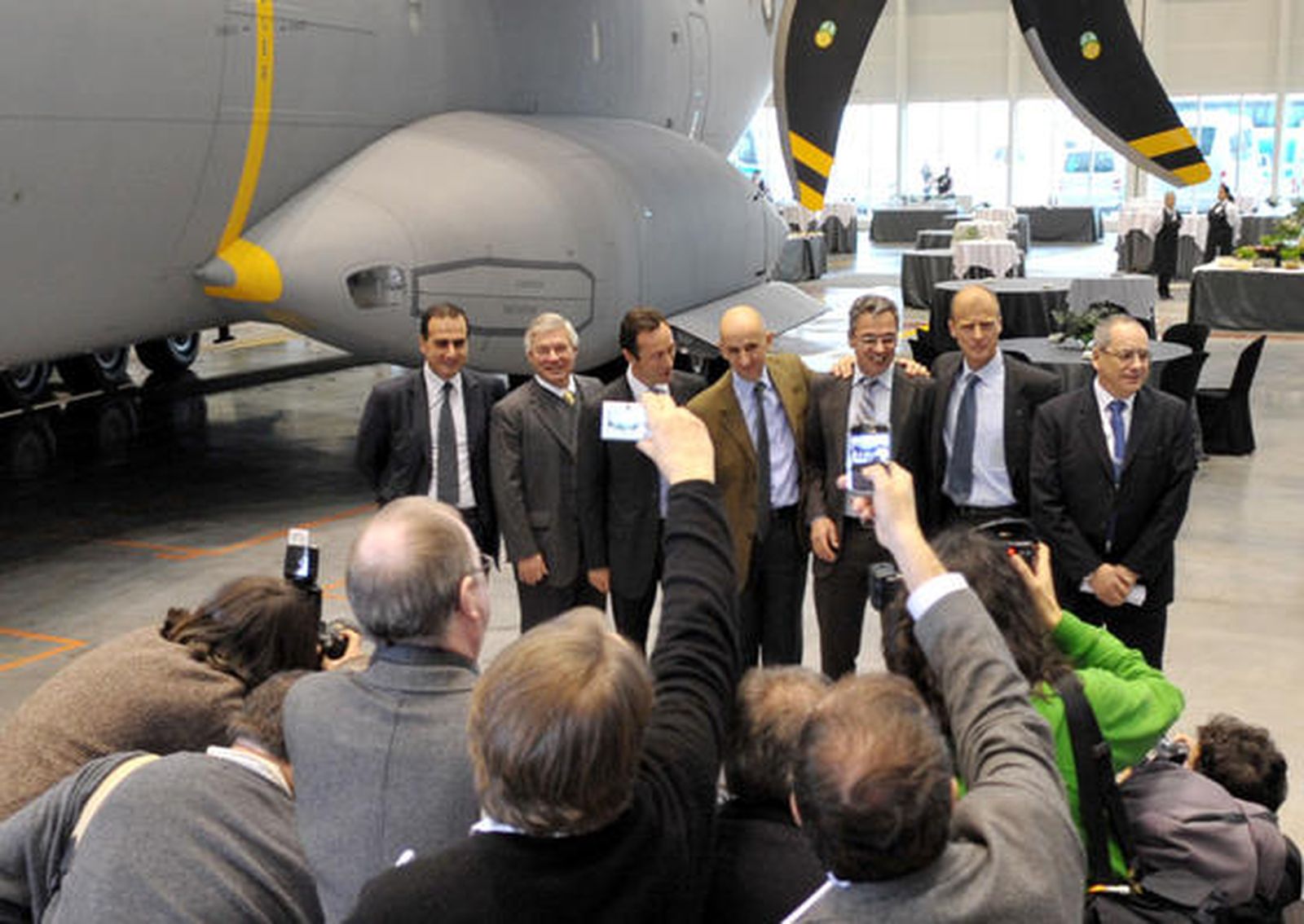 El presidente de EADS, Louis Gallois, acompañado del presidente de Airbus, Thomas Enders y el presidente de la división militar del fabricante europeo de aviones, Domingo Urena-Raso, ha fijado el 31 de enero de 2010 como fecha final para las negociaciones con los gobiernos europeos.

Foto: Agencias/ Jose Ángel García