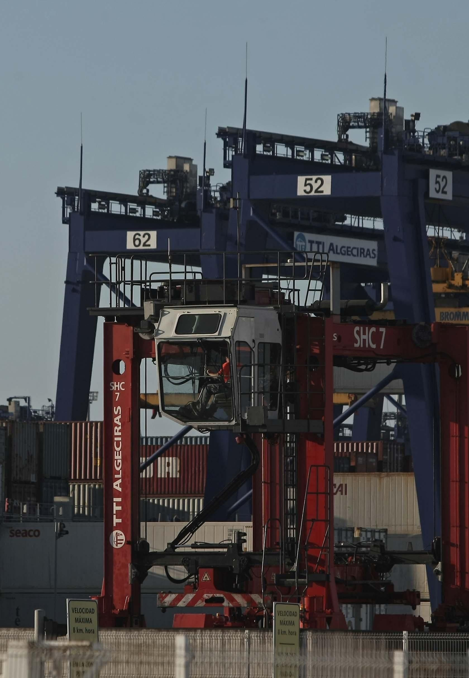Un portuario en la terminal de TTI en la mañana de ayer.