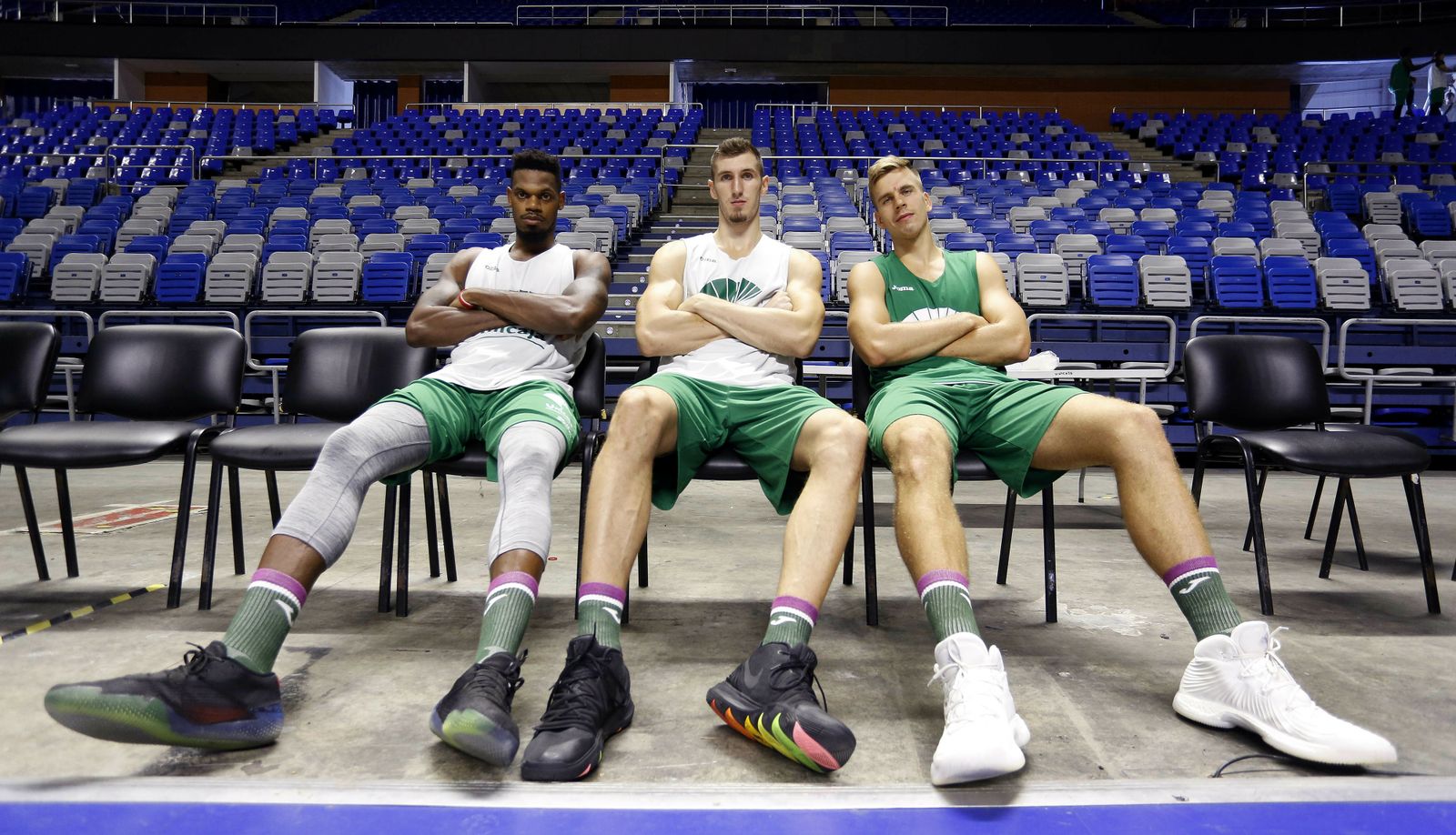 Elegar, Rubén Guerrero y Gerun, sentados en el Martín Carpena.