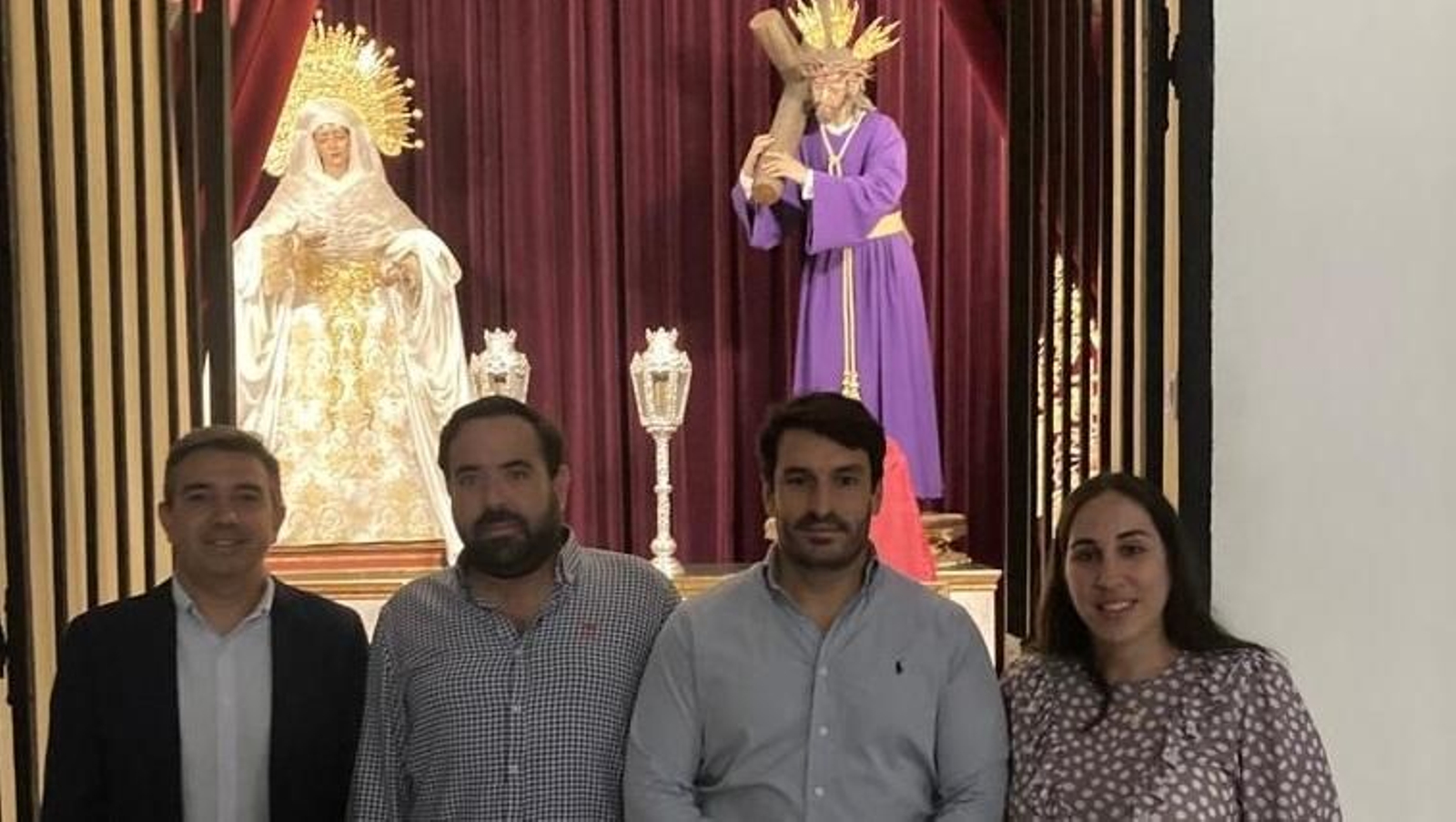 Los miembros de la hermandad posan junto a los de Taller Ortiz Jurado.