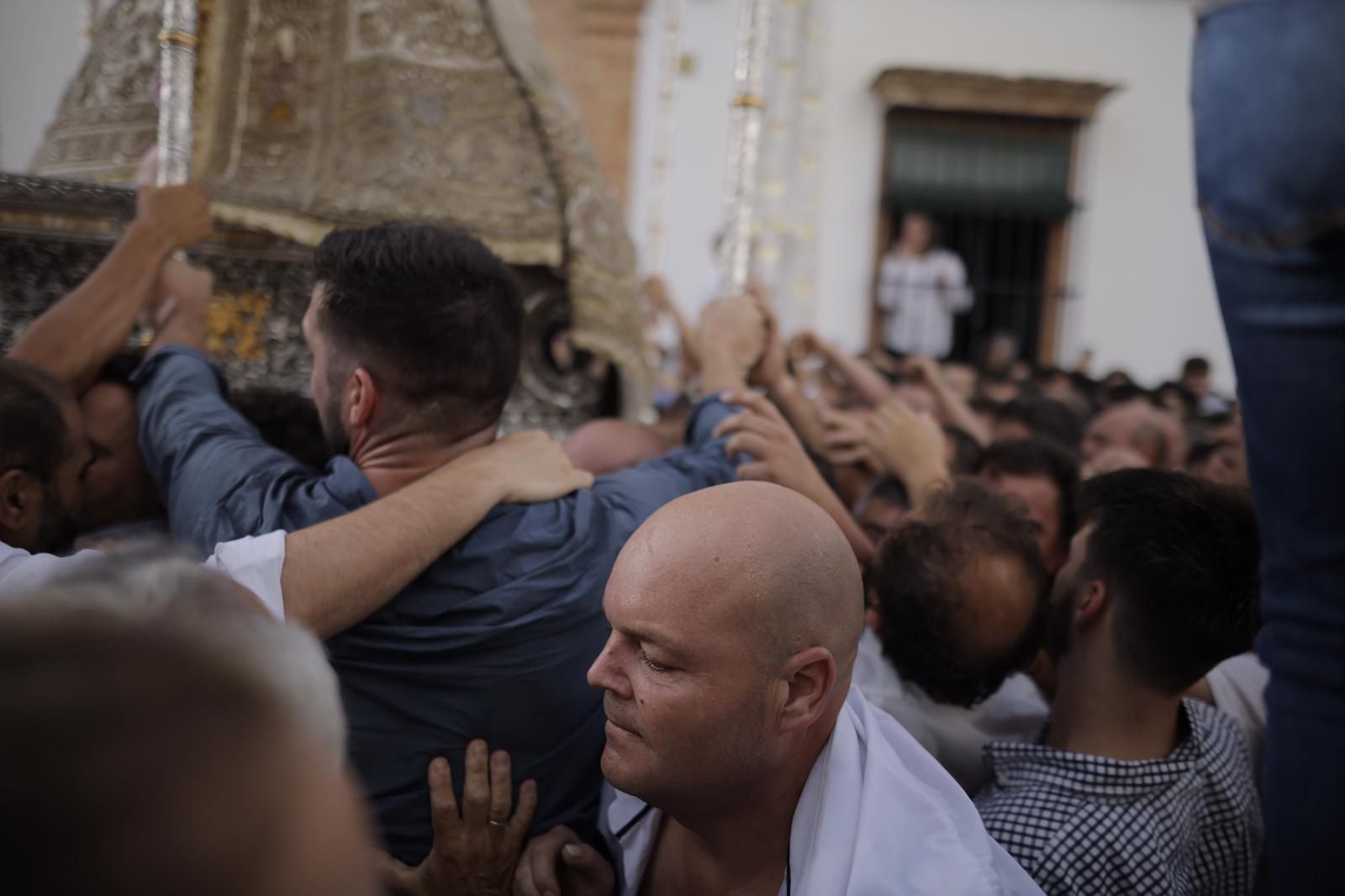 La Virgen del Rocío avanza por las calles de Almonte, en imágenes