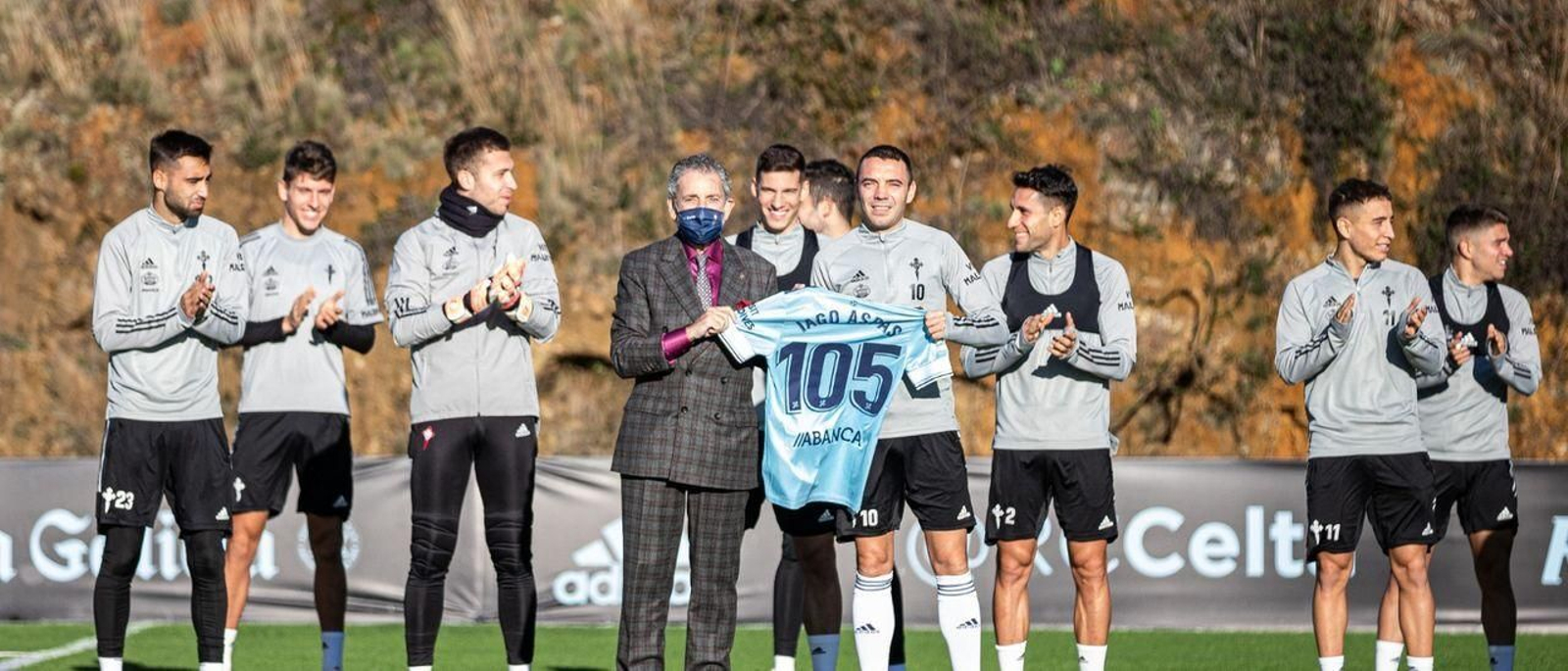 Carlos Mouriño entrega a Iago Aspas la camiseta con el 105, su marca histórica de goles.