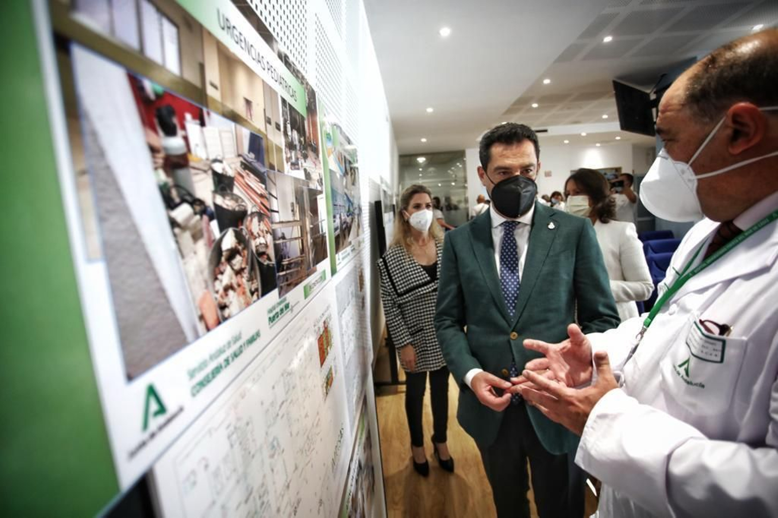 Juanma Moreno escucha las explicaciones del director del Puerta del Mar, Sebastián Quintero.