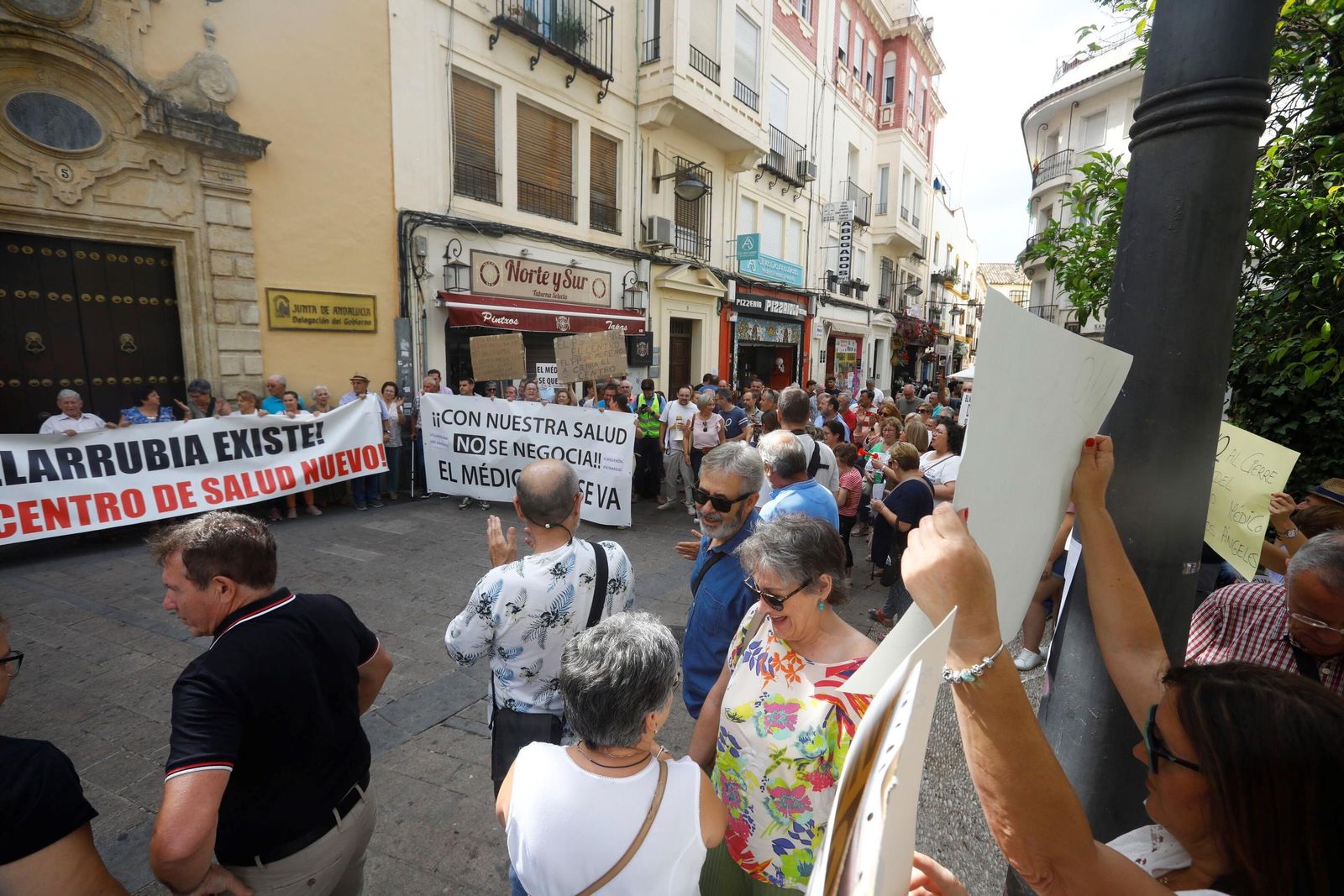 Las imágenes de la protesta de los vecinos de Villarrubia en defensa de la sanidad pública
