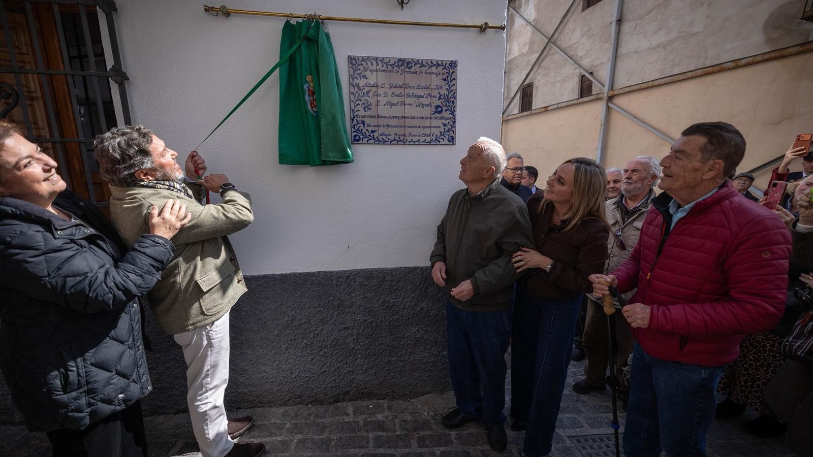 La alcaldesa de Granada, Marifrán Carazo, ha presidido el acto de descubrimiento de la placa