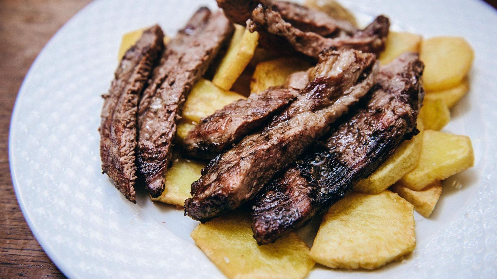 Las carnes a la brasa brillan en este restaurante
