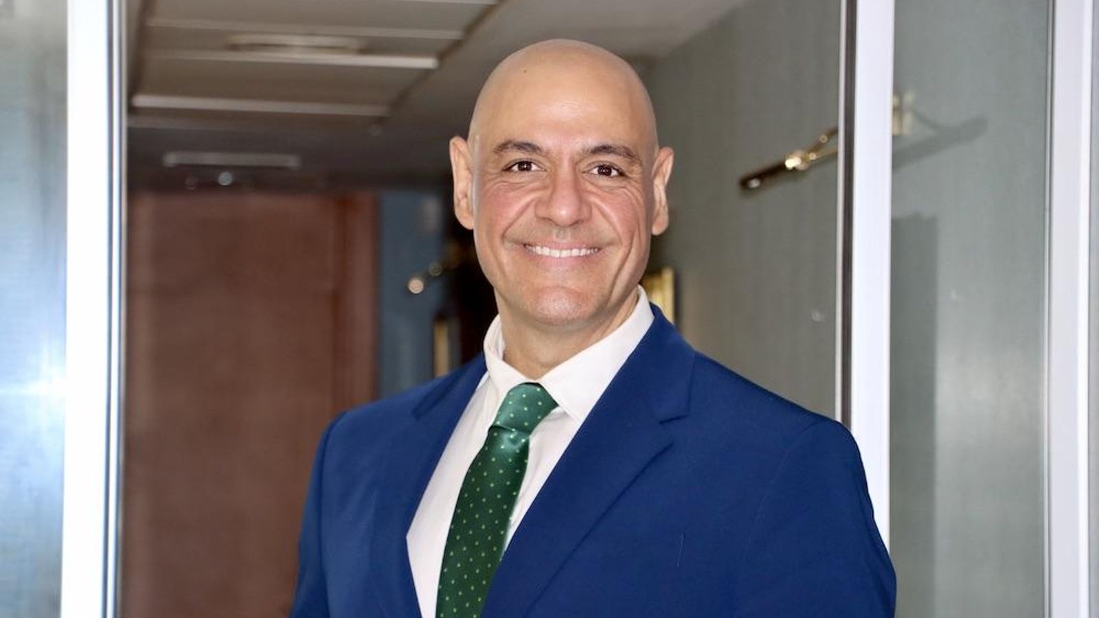 El nuevo presidente del club almeriense posa en una de las dependencias con las que cuenta la identidad.