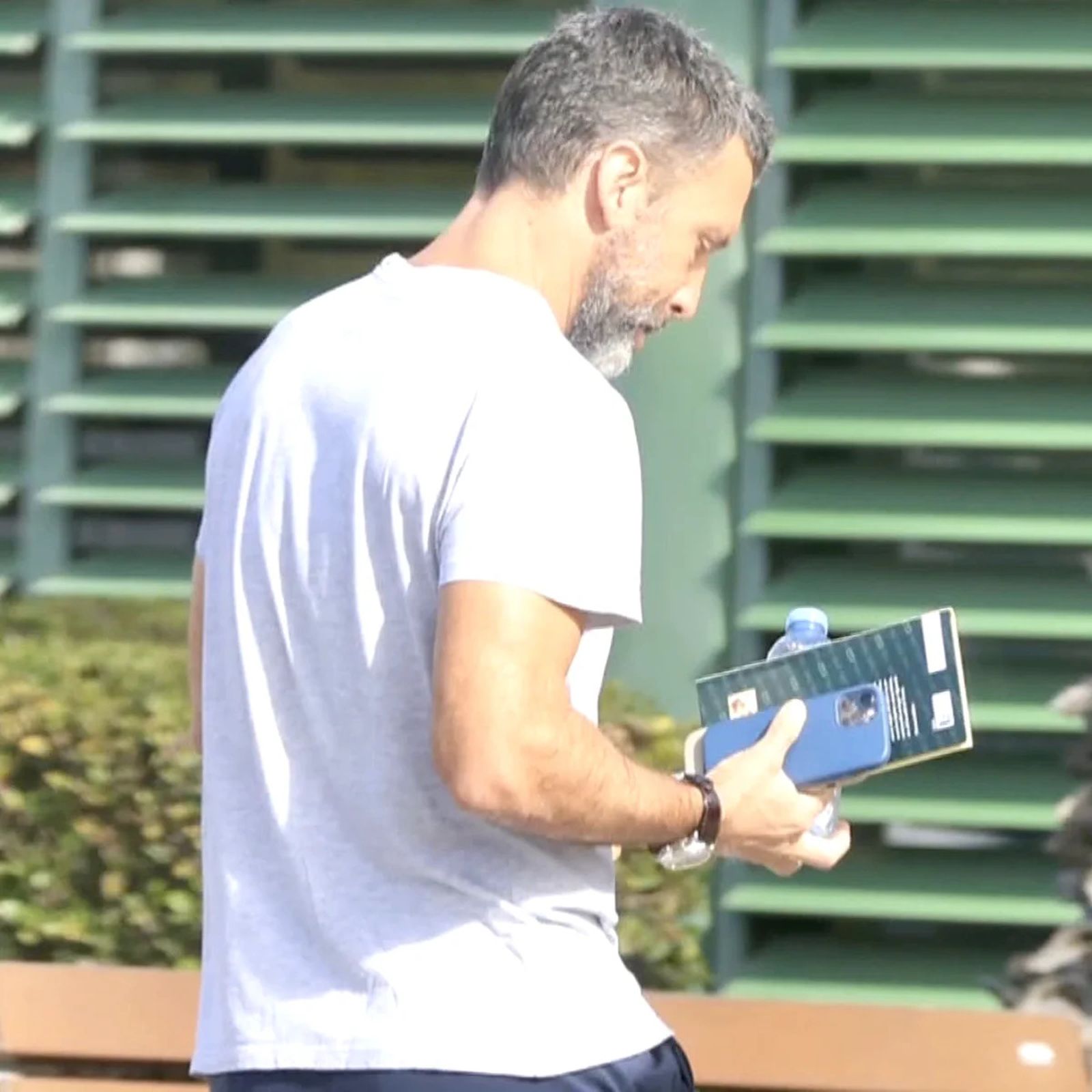 Jota Cabrera en una de sus salidas y entradas al hospital de Lanzarote.