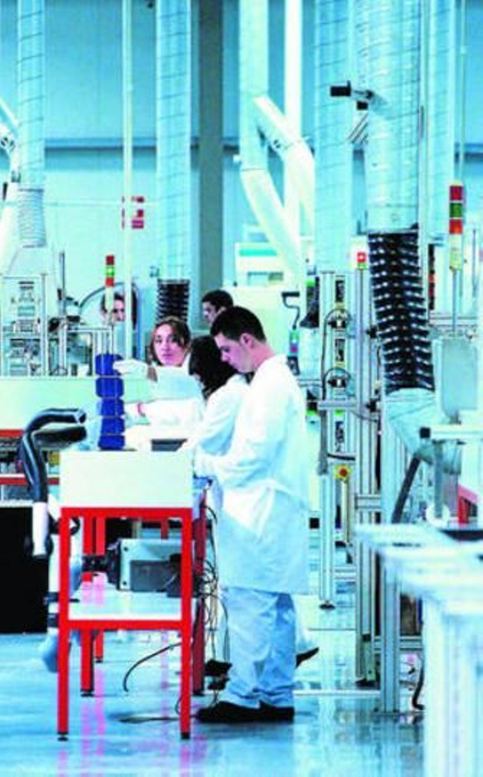 Un empleado de la fábrica de Isofotón en el PTA.