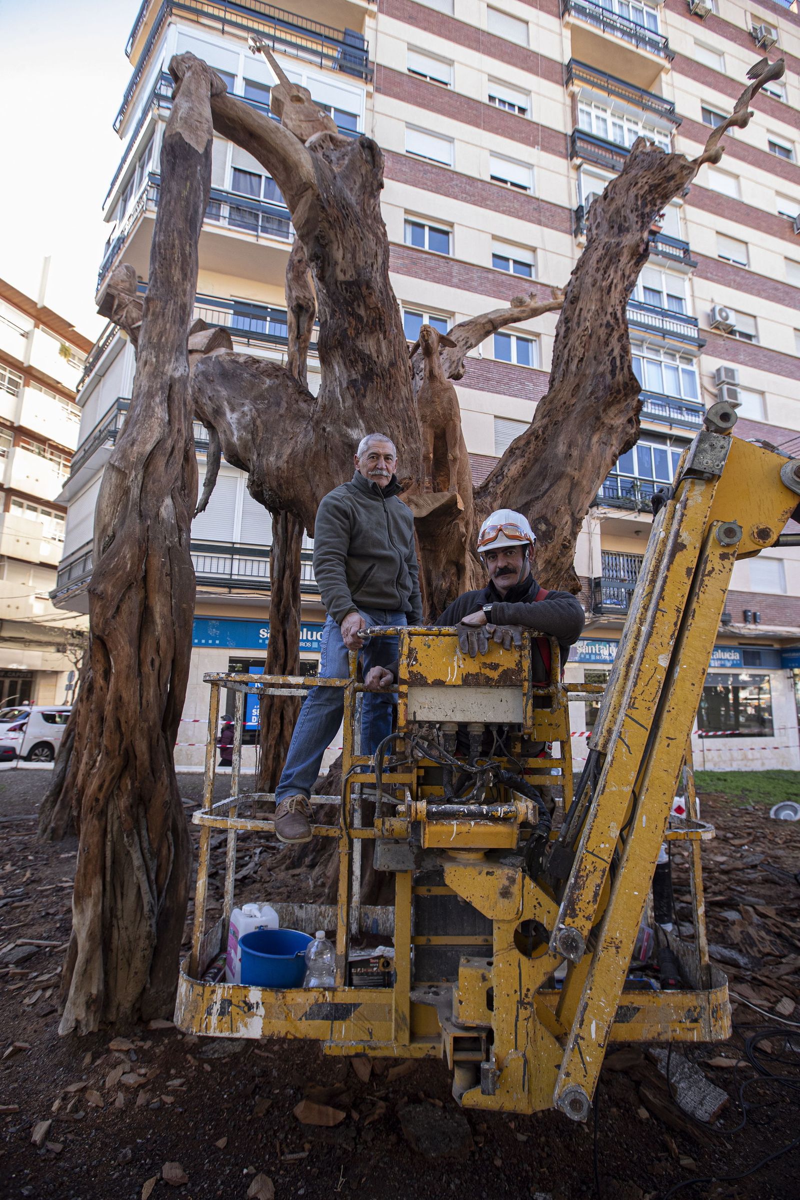 El escultor José Casamayor (izquierda) junto al galerista Fernando Gil, posan junto al ficus centenario.