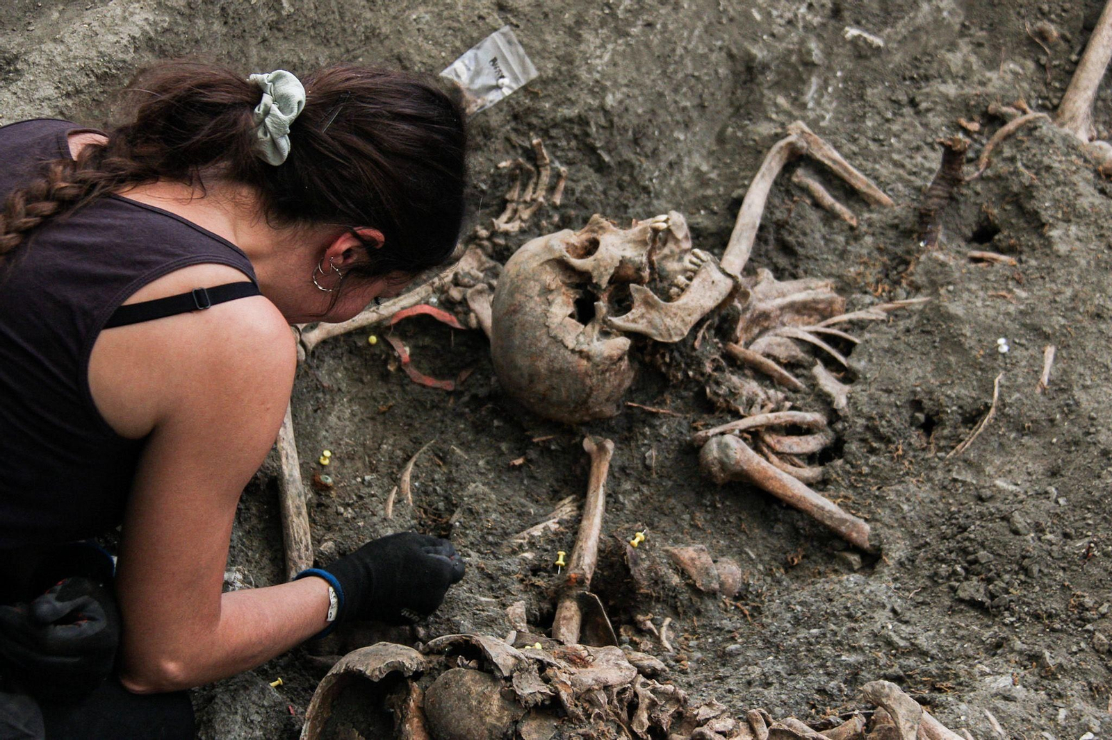 Una mujer trabaja en la identificación de restos en el barranco de Víznar