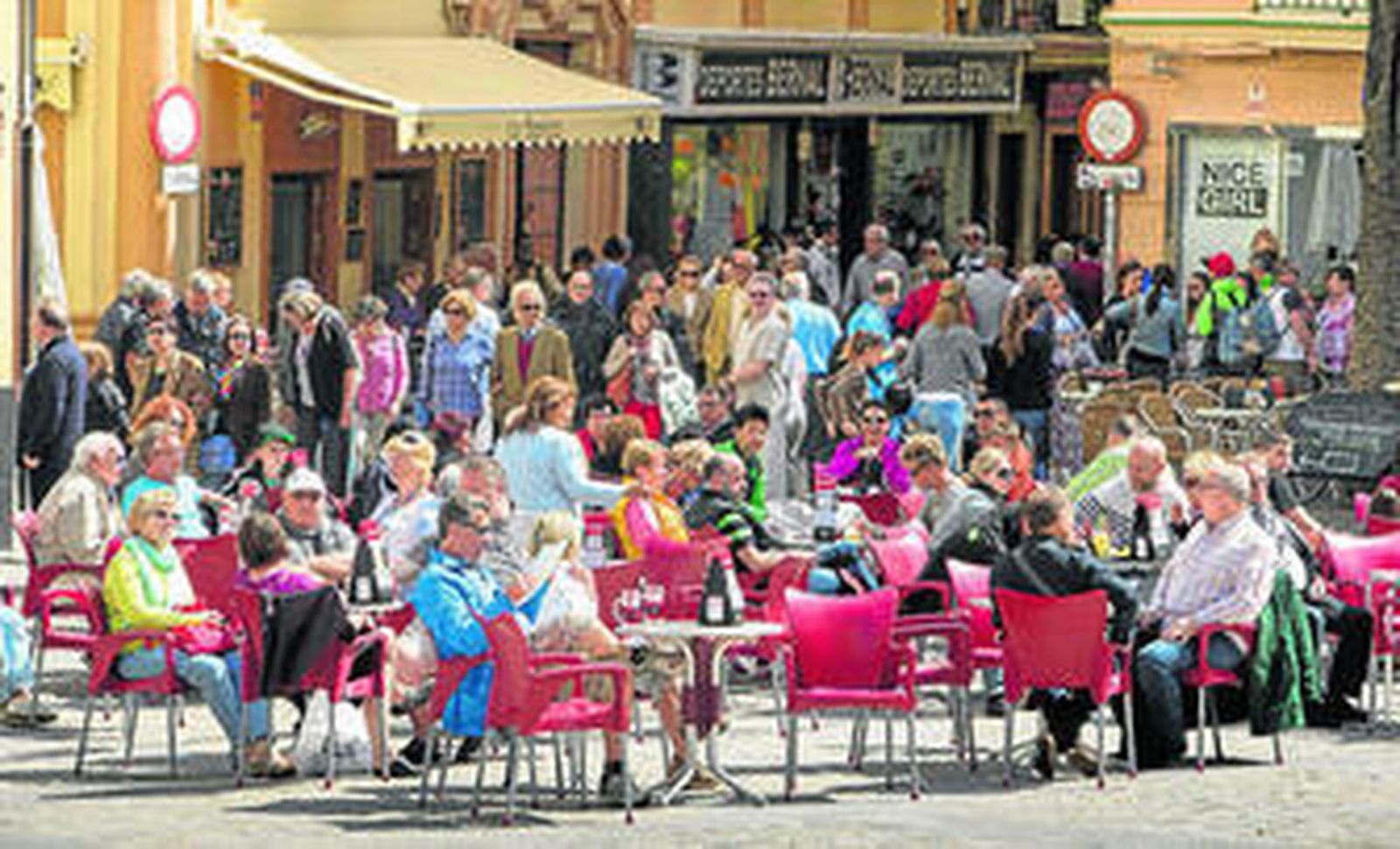 La plaza de la Catedral, repleta de turistas procedentes de los tres grandes barcos que recalaron el pasado día 12.