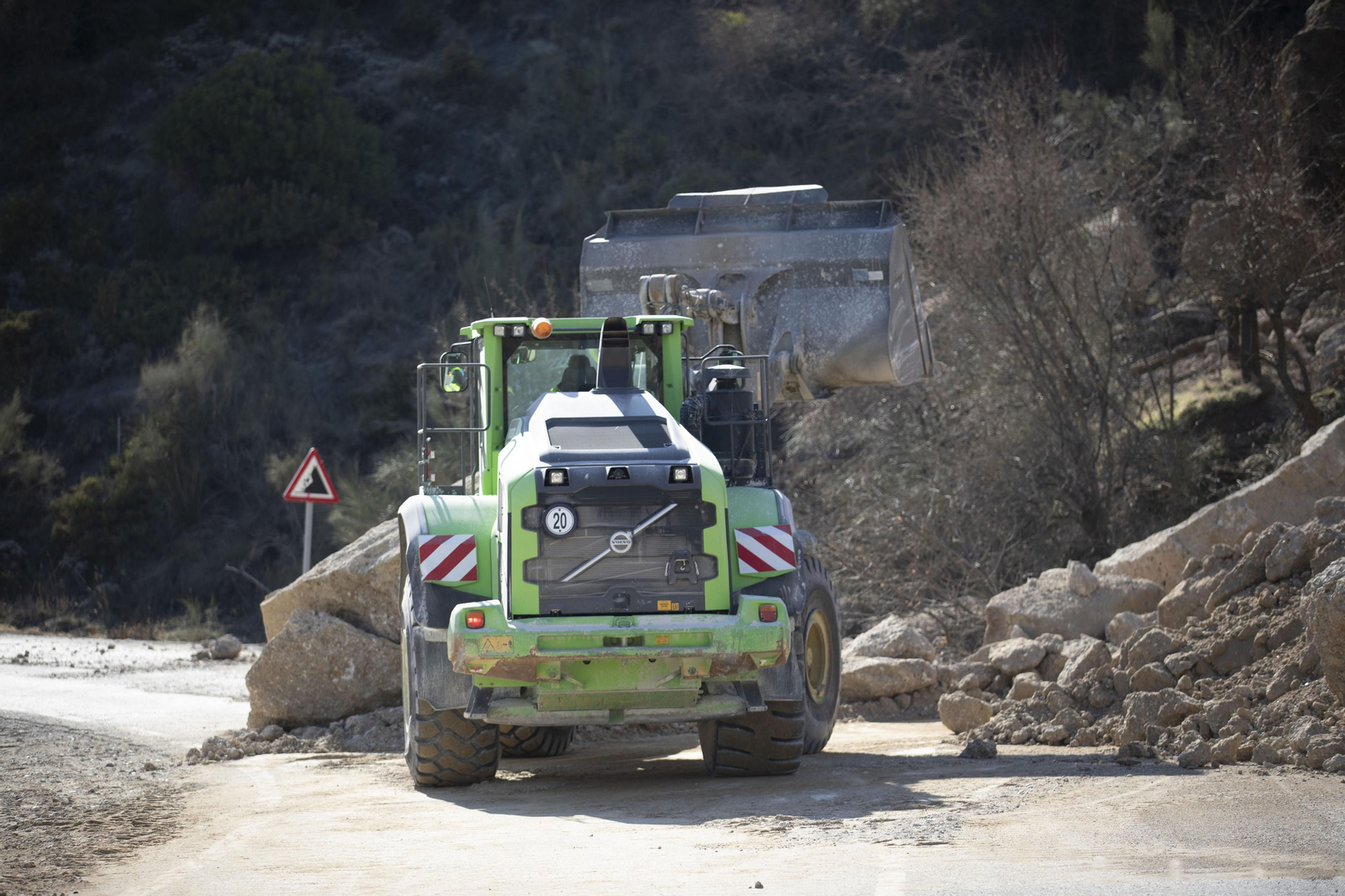 Prosiguen los trabajos de limpieza de la carretera de Sierra Nevada, que se prevé que abra este fin de semana